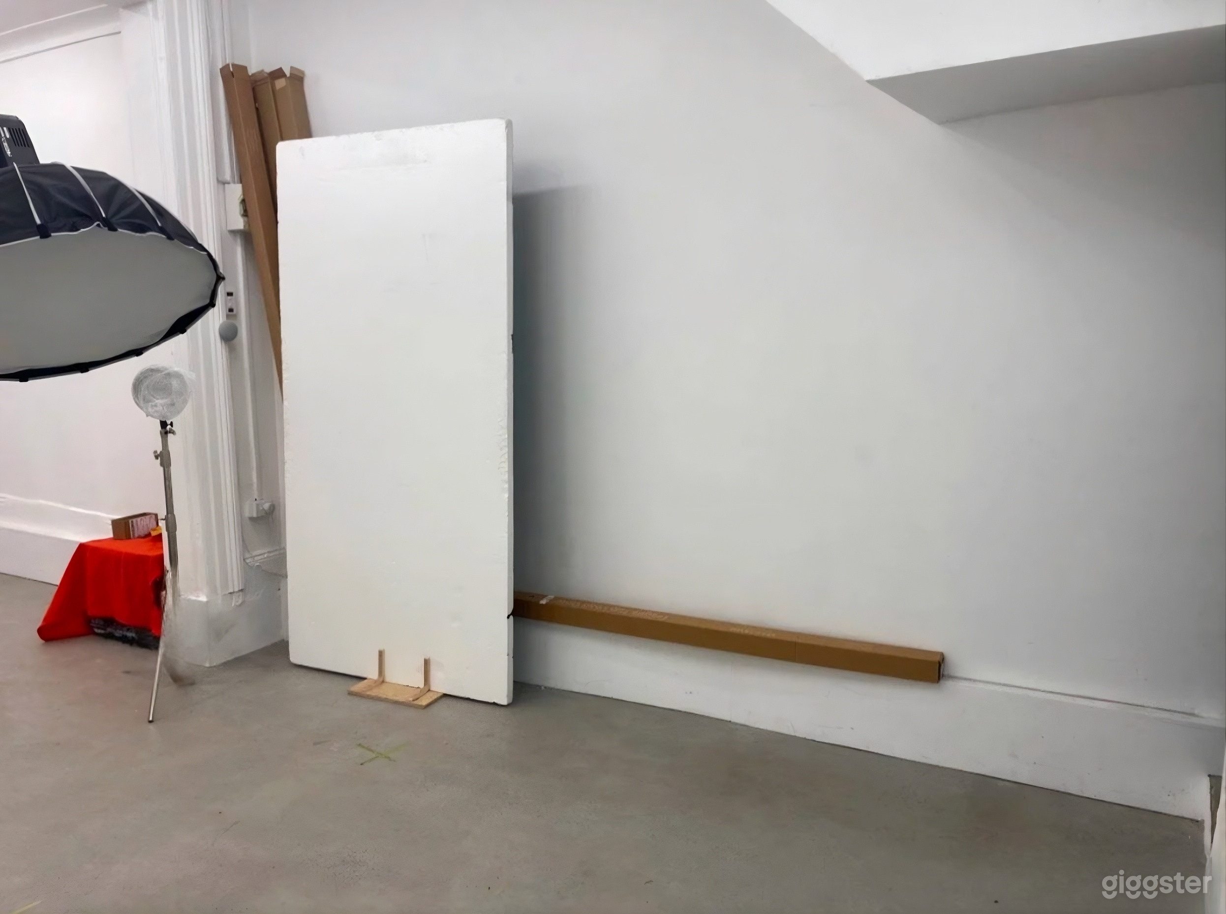 Intimate Photo & Video Studio with Street Access Photo 4