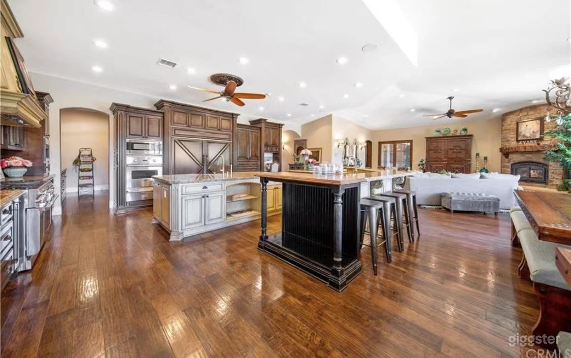 Stunning House w Spa for Events Photo 1