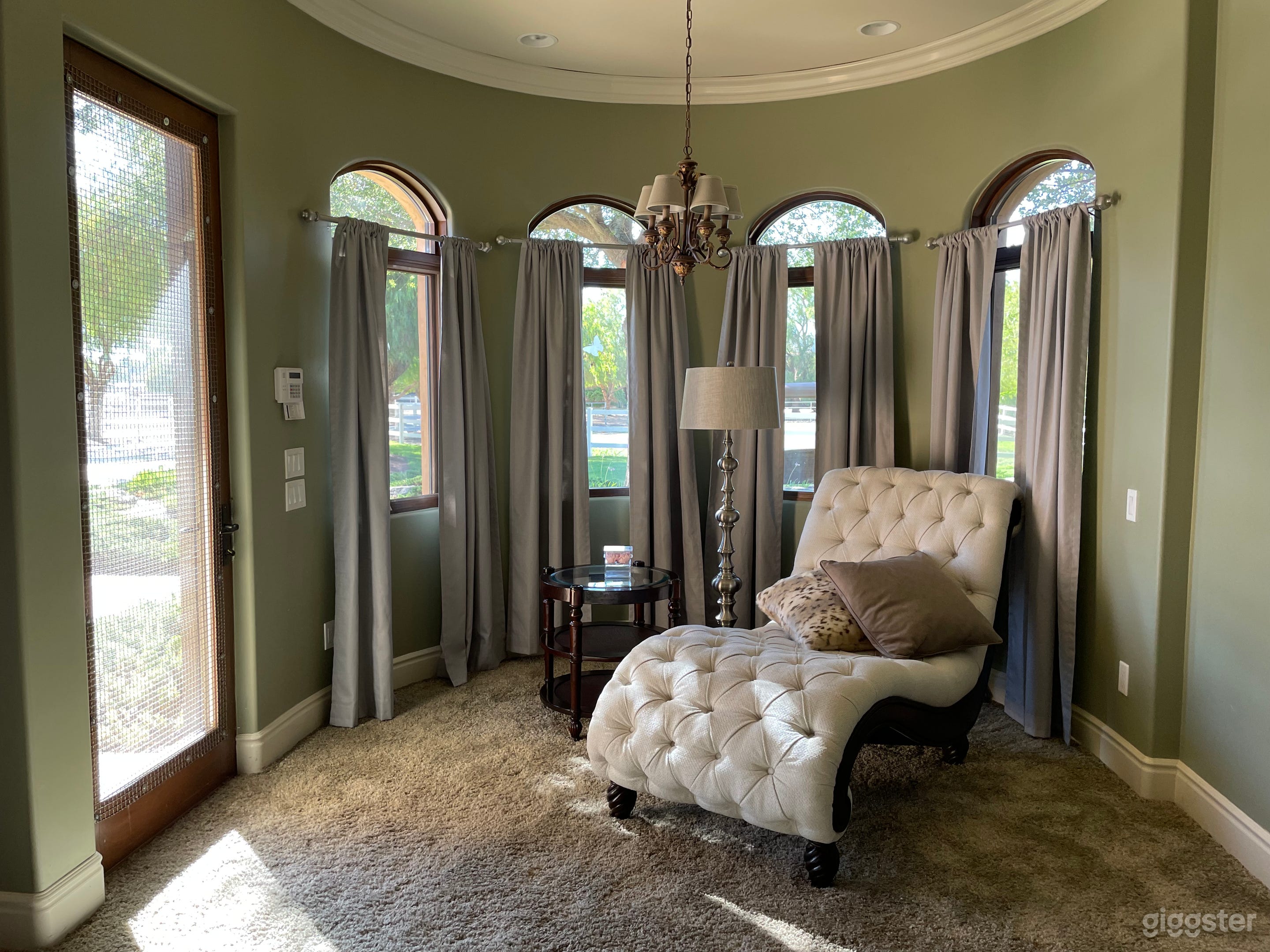 Stunning House w Spa for Events Photo 3