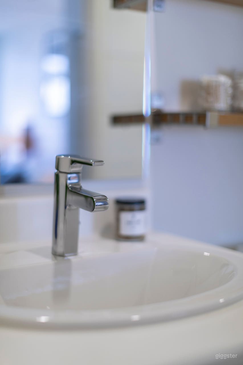 Bright Gastown condo Photo 3