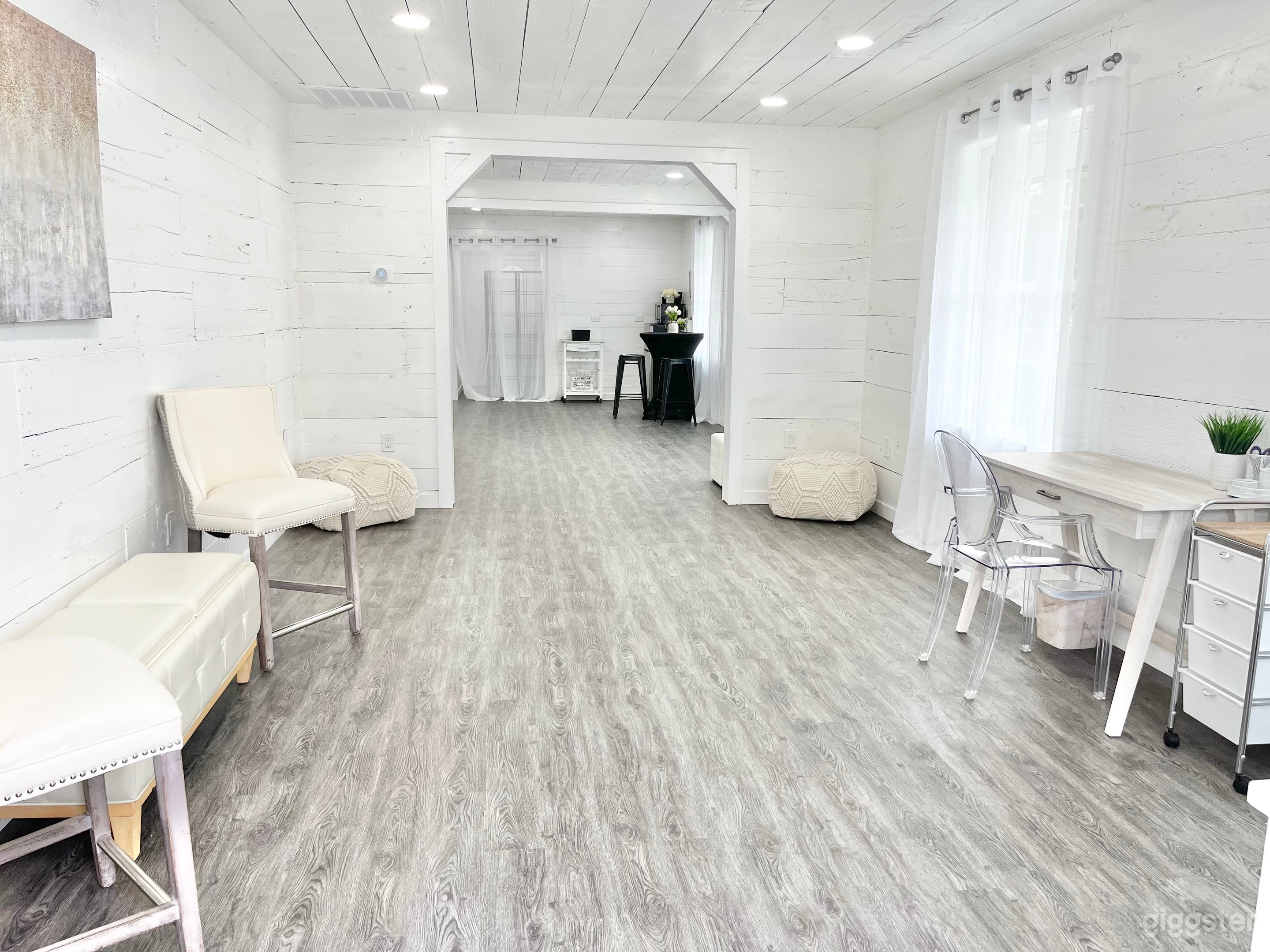 Light Airy Natural Light Studio-Flex Space Photo 3