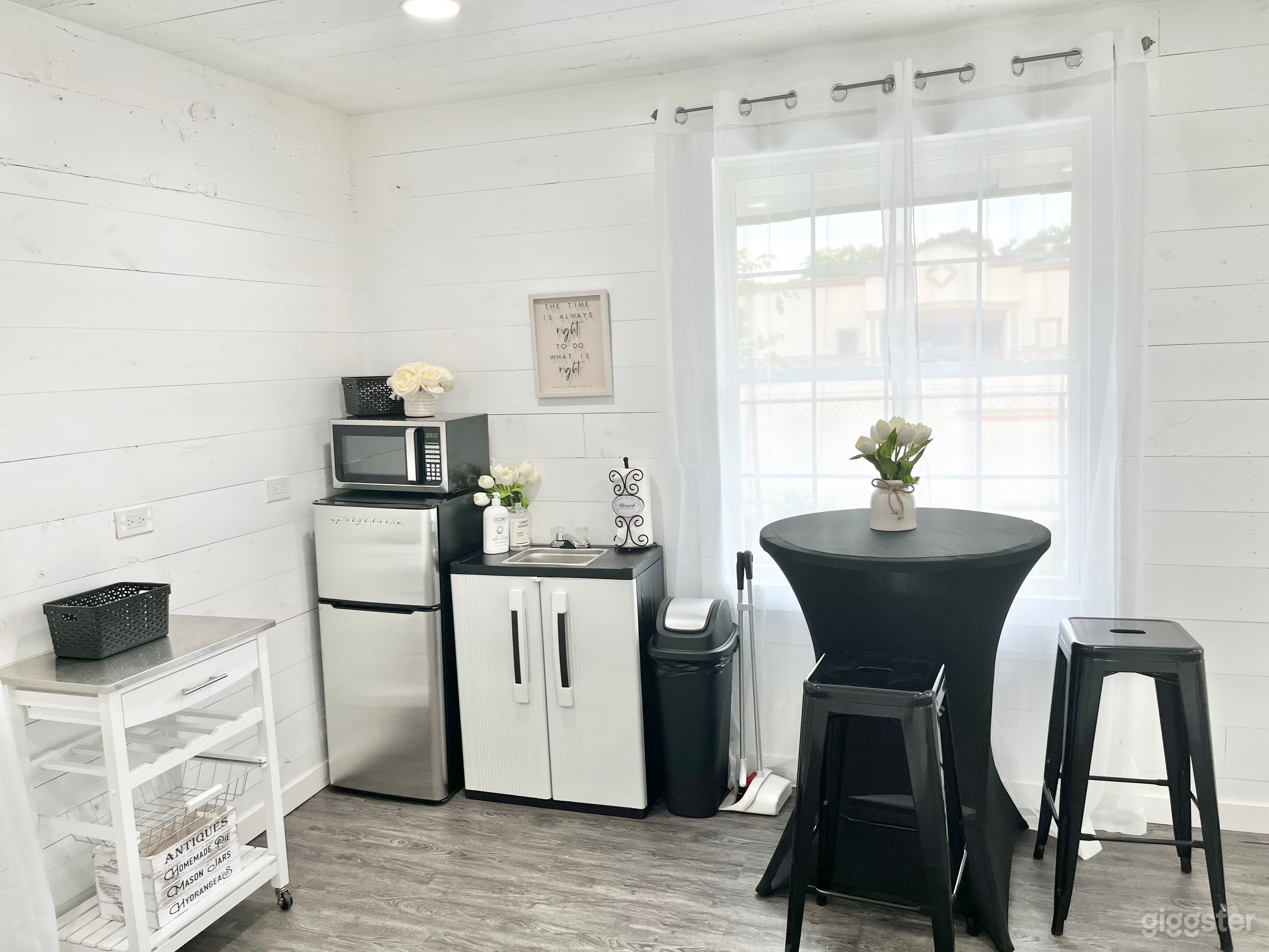 Light Airy Natural Light Studio-Flex Space Photo 4