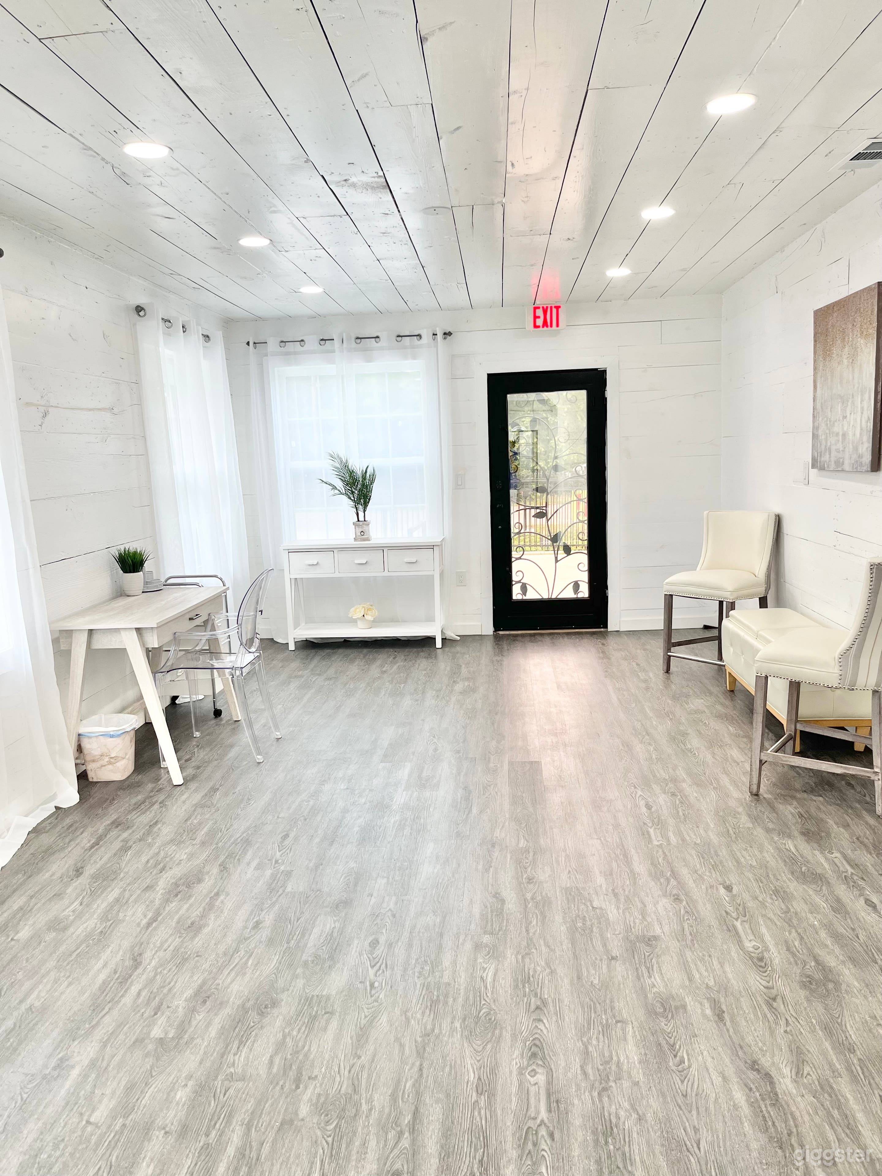 Light Airy Natural Light Studio-Flex Space Photo 1