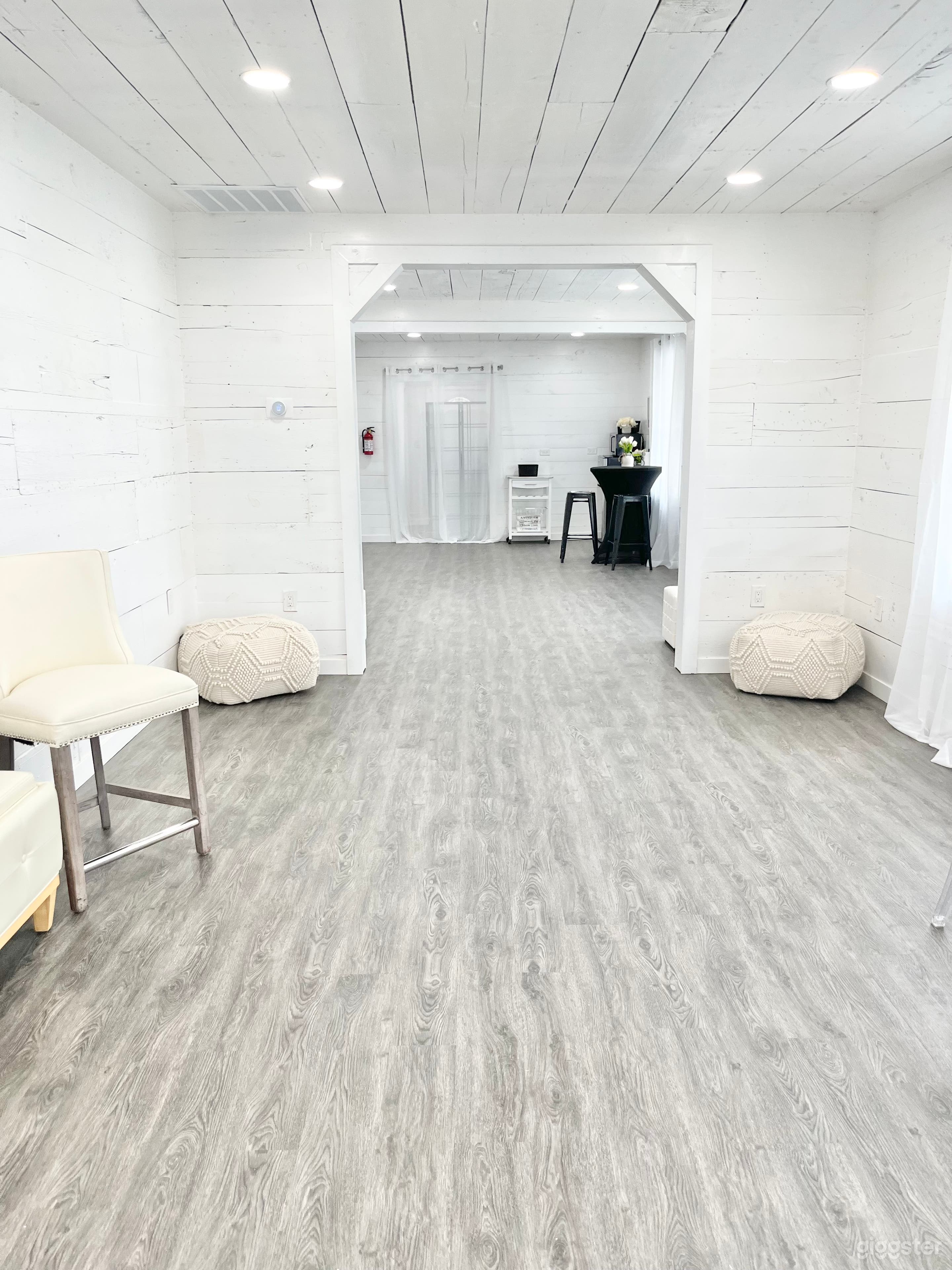 Light Airy Natural Light Studio-Flex Space Photo 2