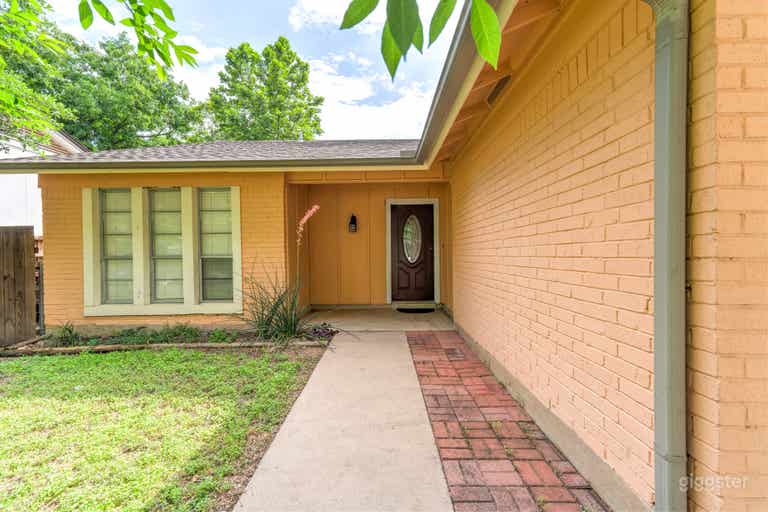  Colorful 3 Bed/2 Bath Home w/ Large Floored Garage 