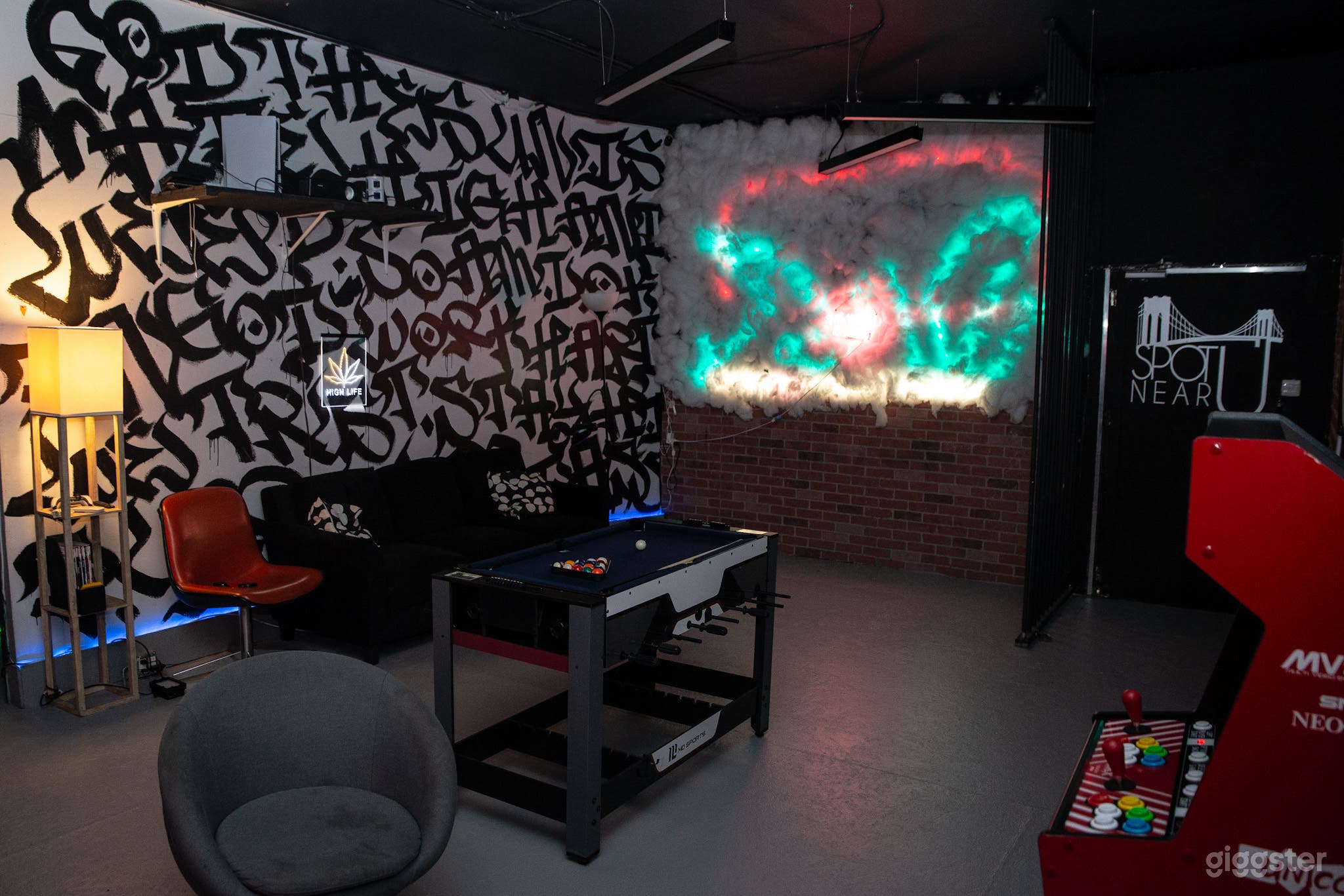 2Floor Lounge &amp; Speakeasy! IYKYK😏 UNLIMITED VIBEZ Photo 4