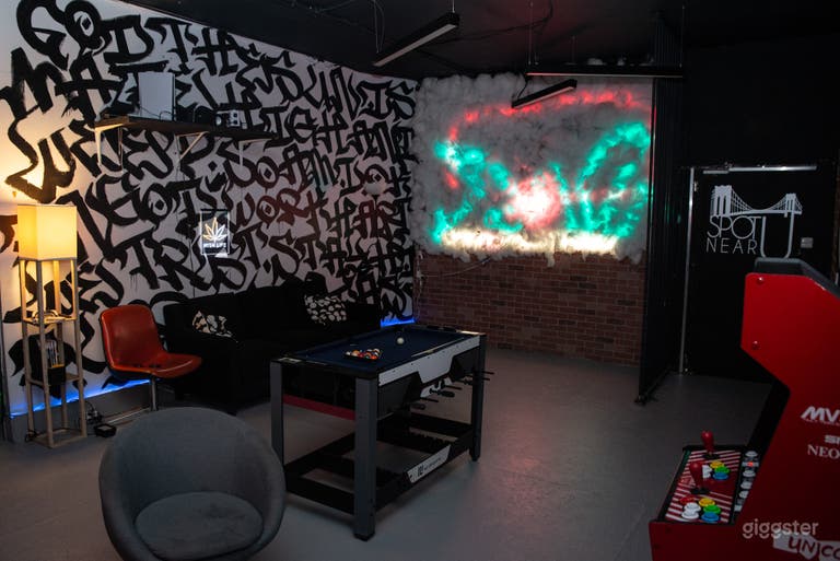  2Floor Lounge & Speakeasy! IYKYK😏 UNLIMITED VIBEZ 