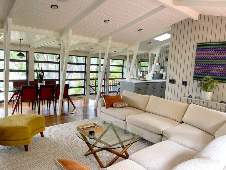  Lush 1970s-Style Treehouse in the Hills 