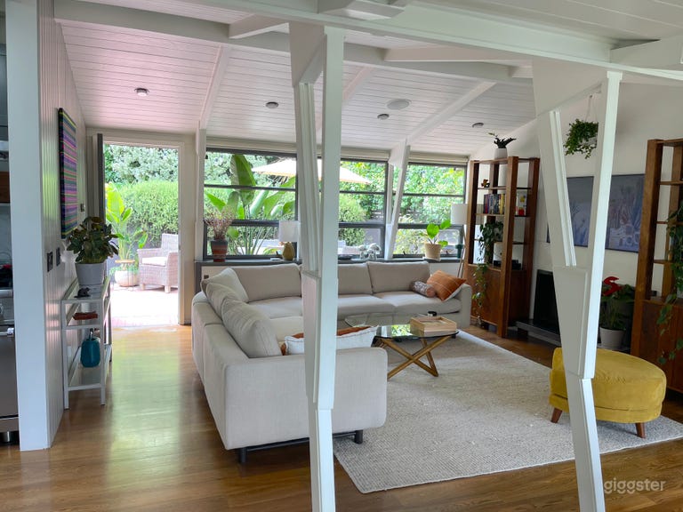  Lush 1970s-Style Treehouse in the Hills 