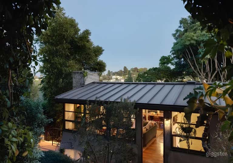  Lush 1970s-Style Treehouse in the Hills 