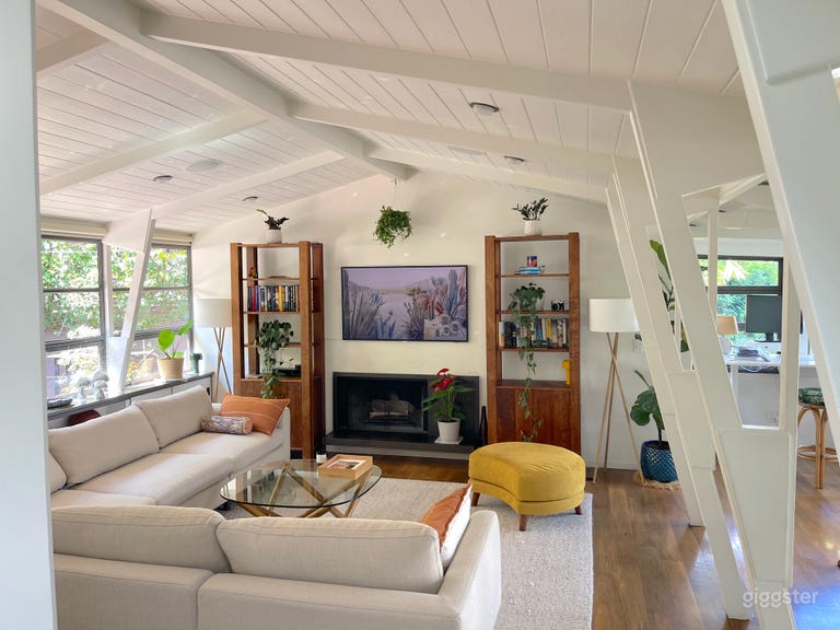  Lush 1970s-Style Treehouse in the Hills 