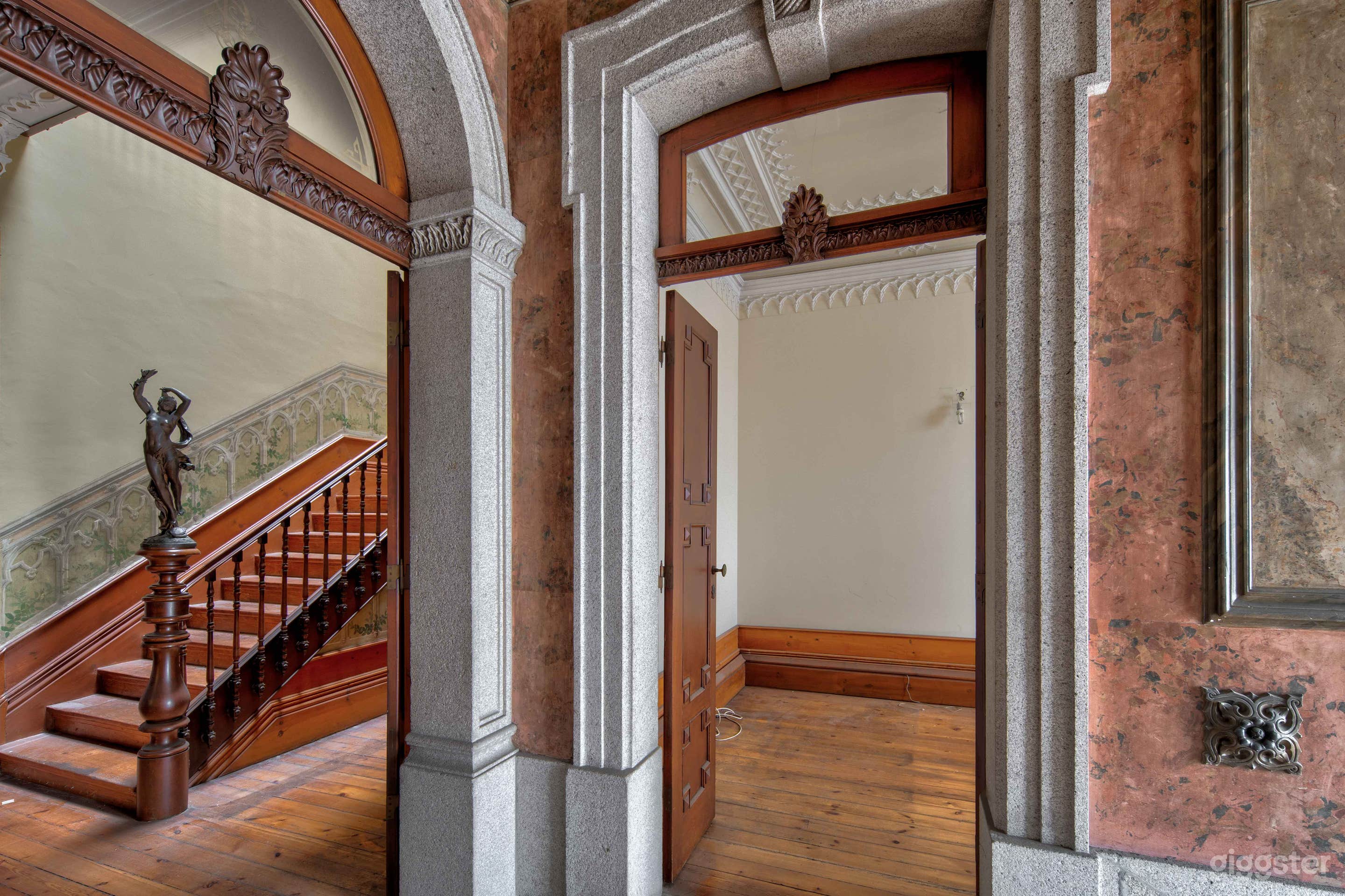 Late 19th Century Palace in Central Porto Photo 3