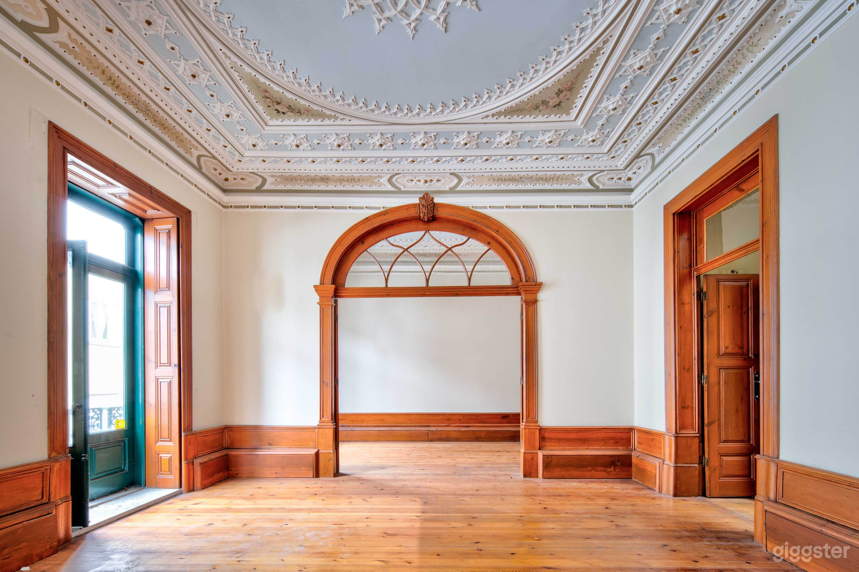 Late 19th Century Palace in Central Porto Photo 2