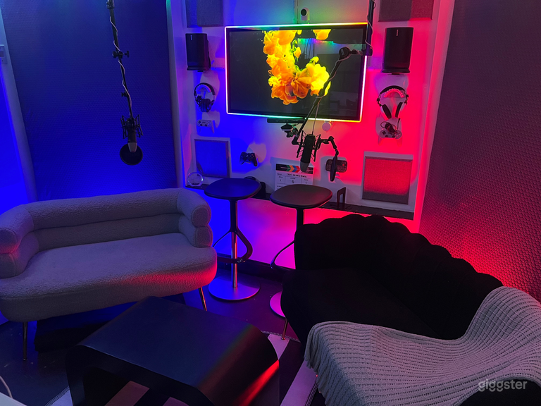  Estudio de podcast con iluminación cinematográfica – Boston Content Space 