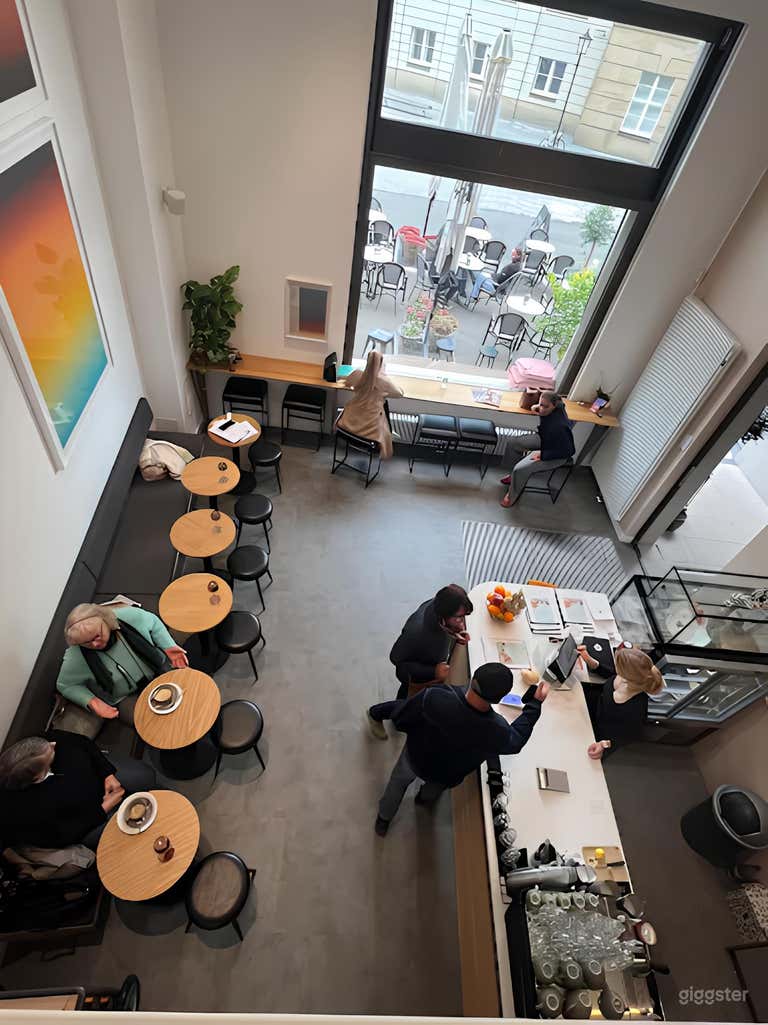  Elegantes Frühstücks-Café mit Galerie & Terrasse 