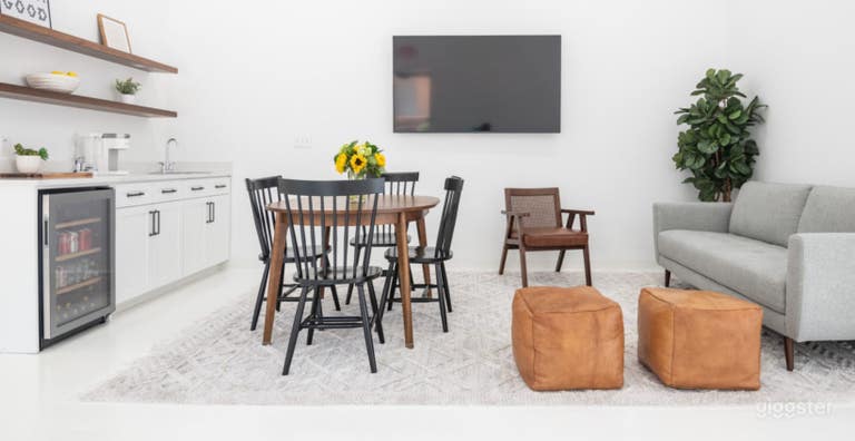  Bright and Cozy Lounge Area 