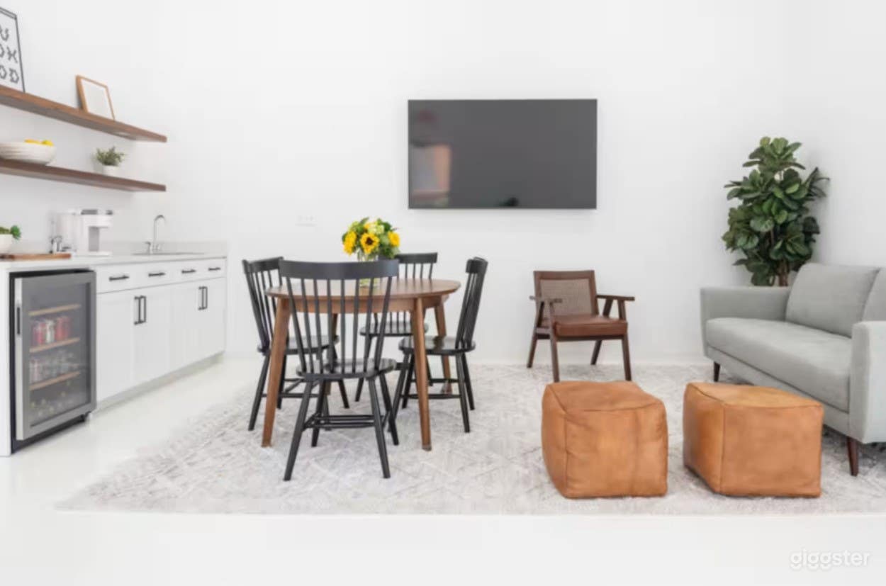 Bright and Cozy Lounge Area Photo 1