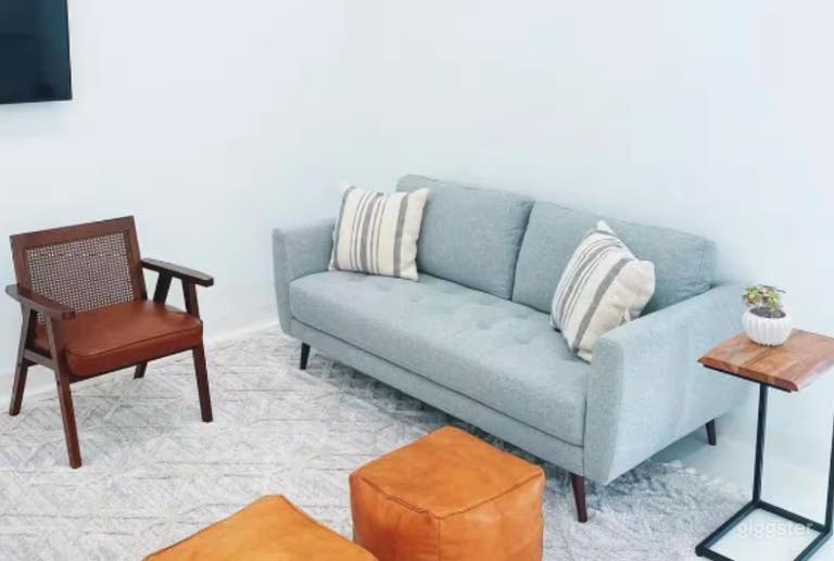  Bright and Cozy Lounge Area 