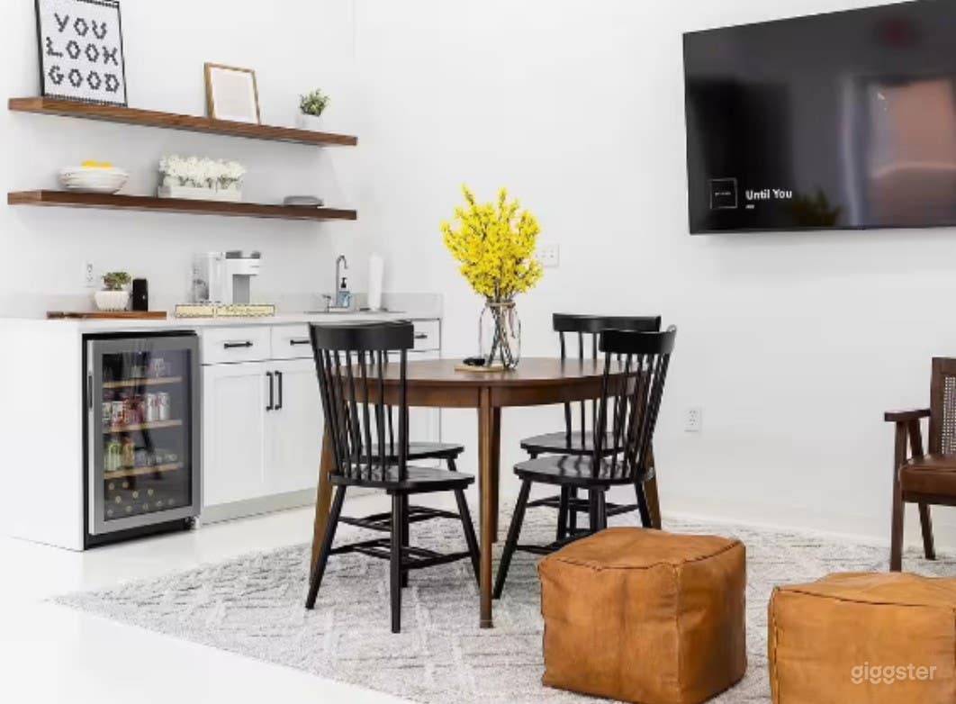 Bright and Cozy Lounge Area Photo 2