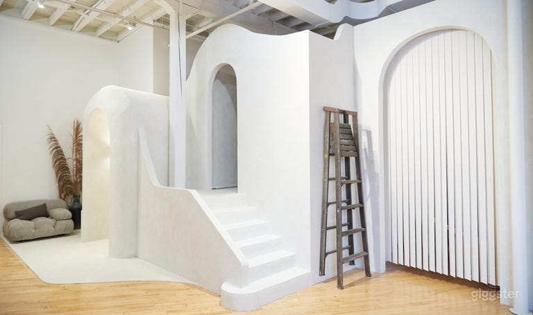  Spacious Photography Studio & Workspace 