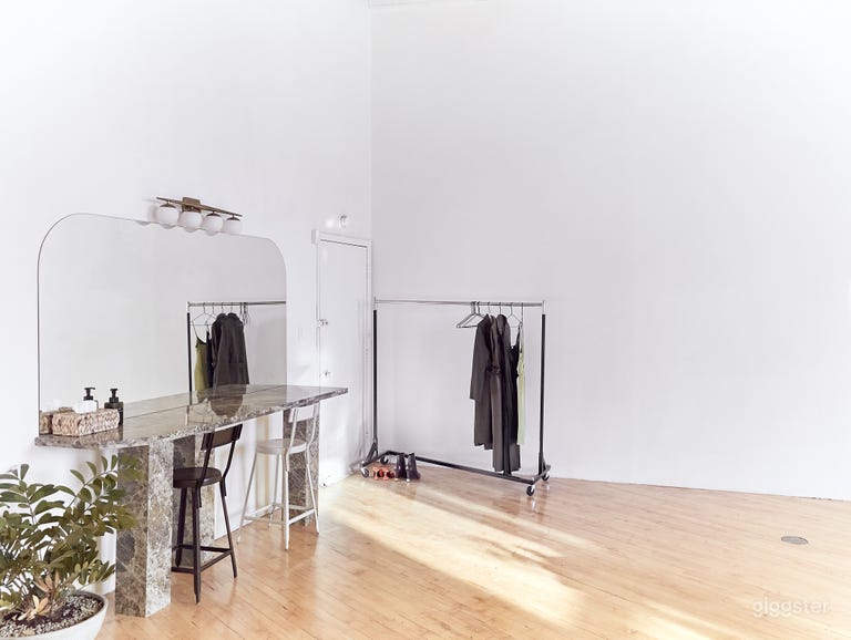  Spacious Photography Studio & Workspace 