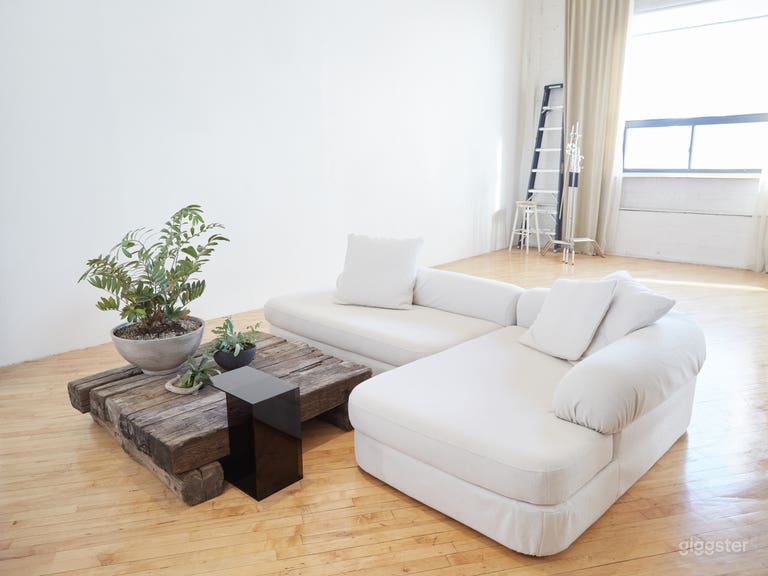  Spacious Photography Studio & Workspace 