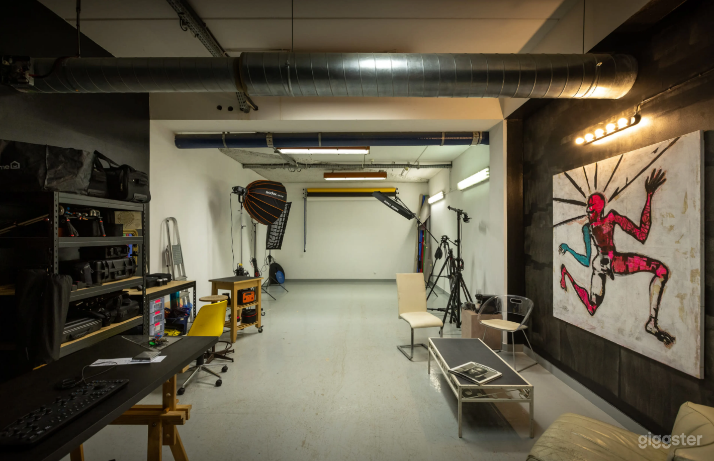 Photo de Studio Photo & Vidéo 50m² avec Éclairage Pro – Paris 18 1