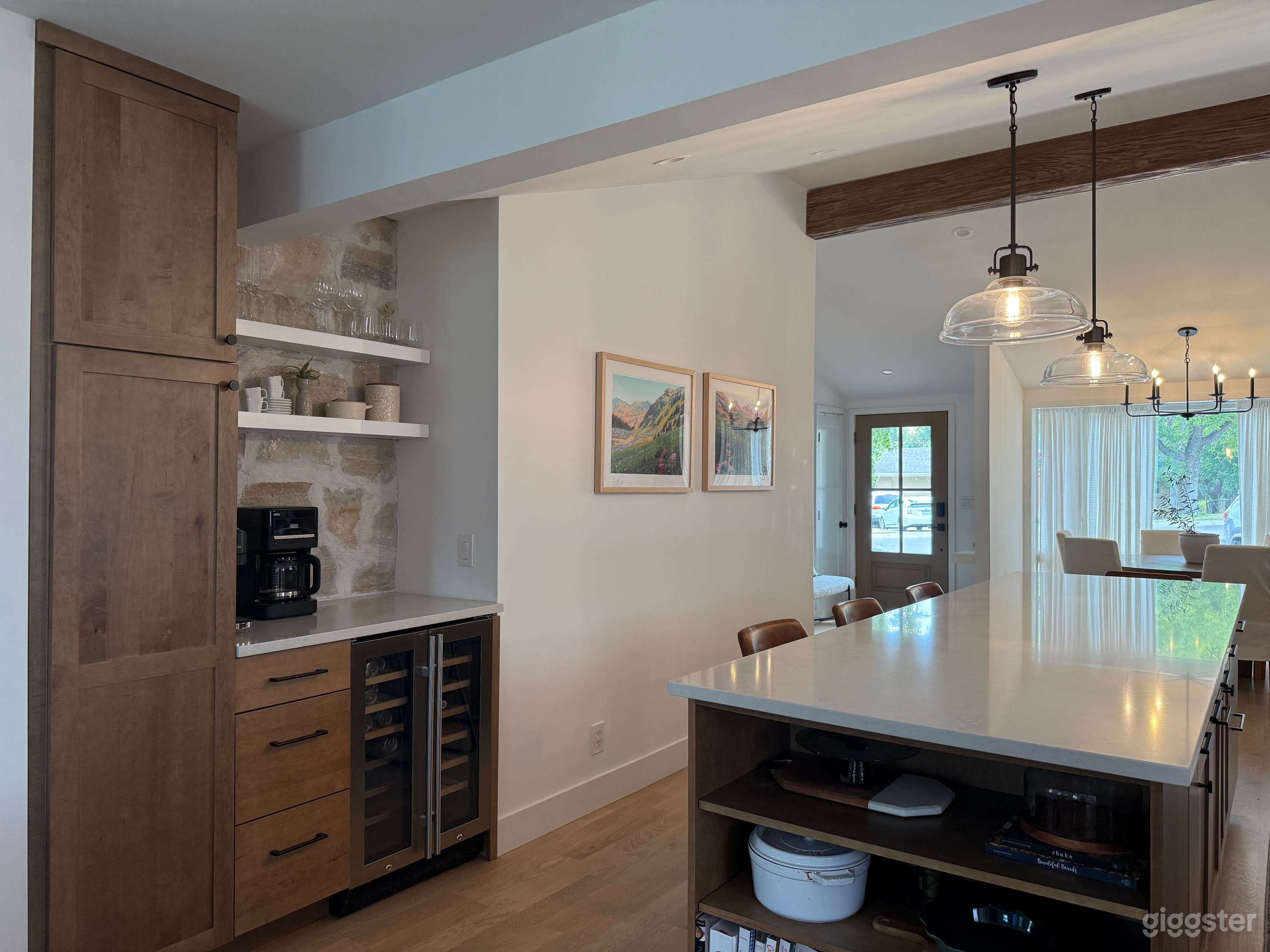 Bright and vibrant modern mountain ranch Photo 4