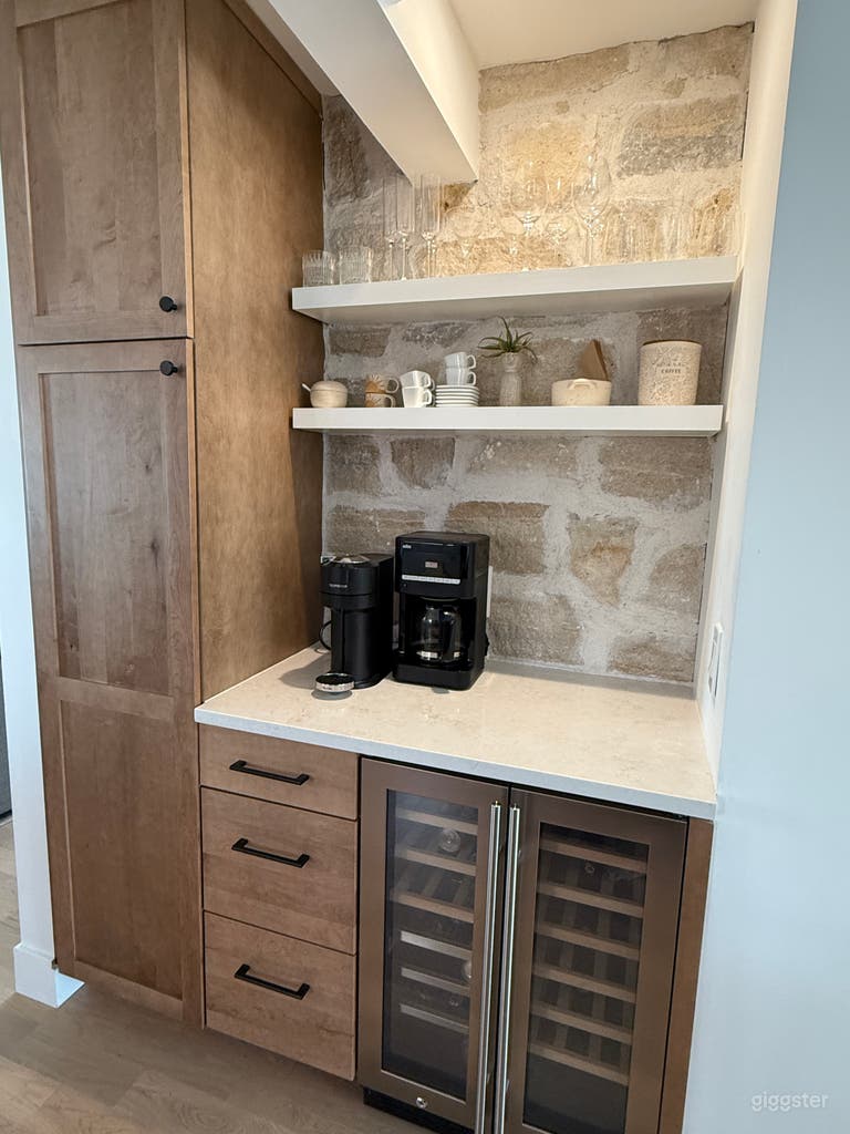  Bright and vibrant modern mountain ranch 