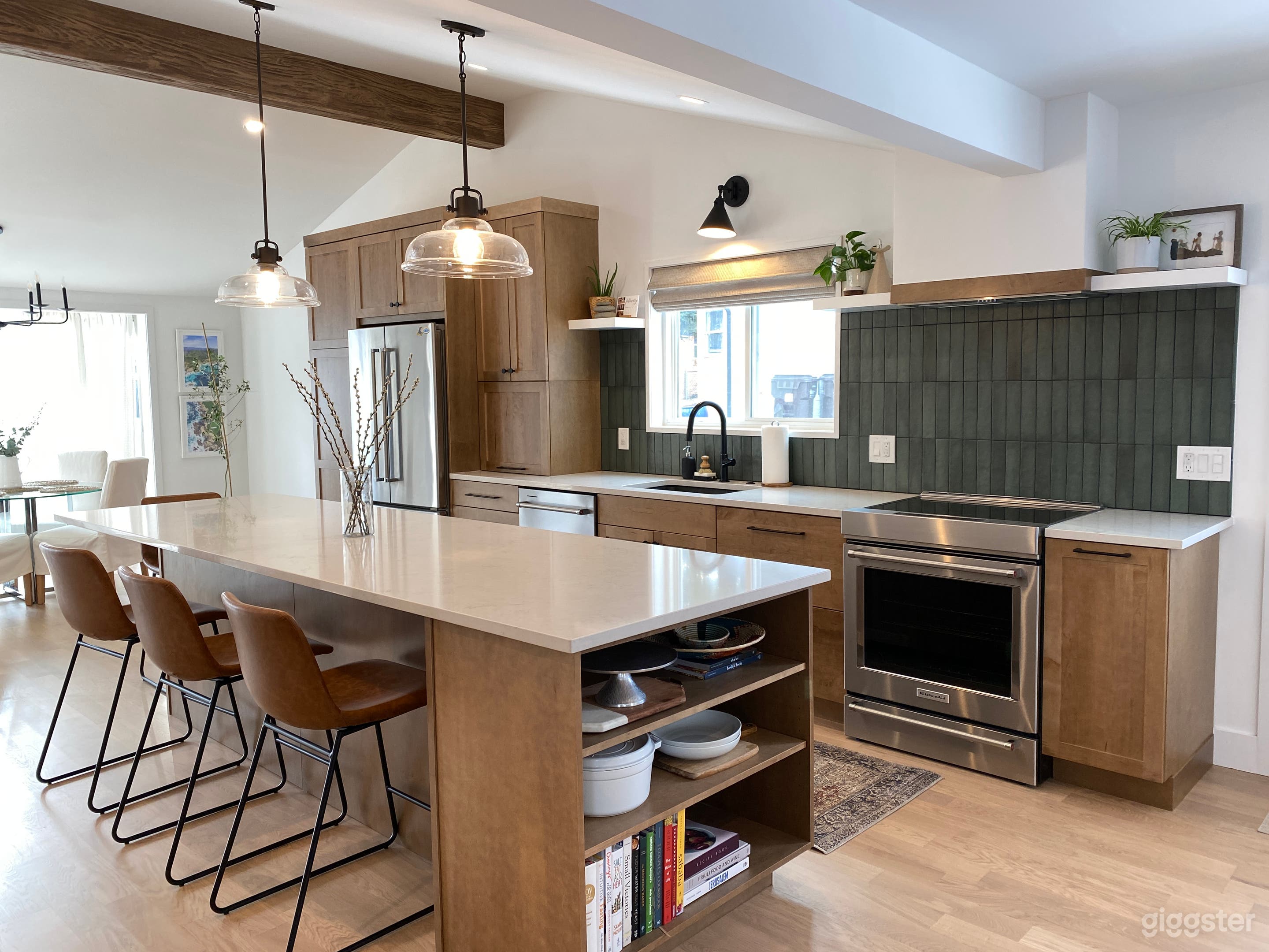 Bright and vibrant modern mountain ranch Photo 1