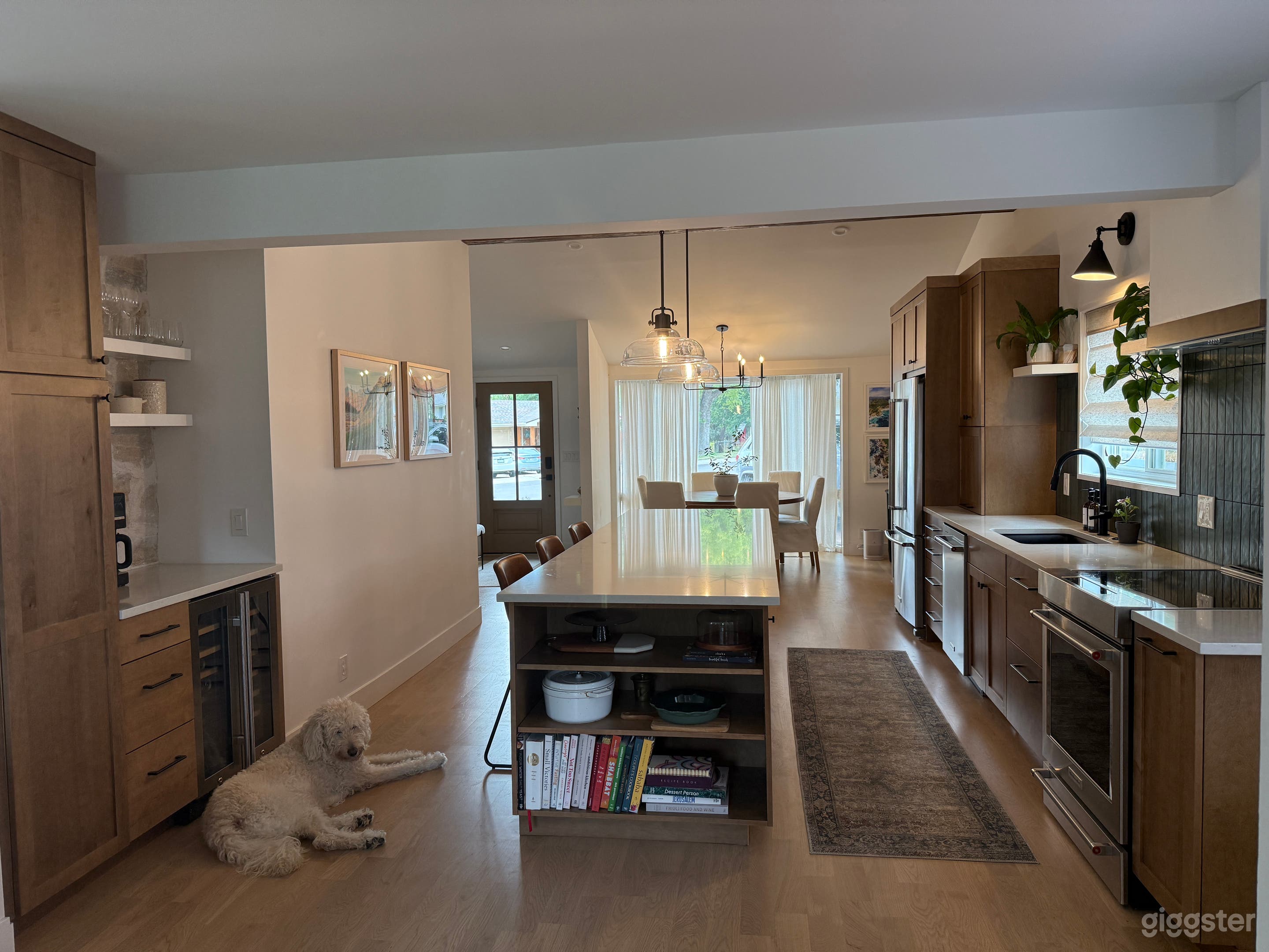 Bright and vibrant modern mountain ranch Photo 3