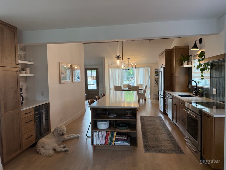  Bright and vibrant modern mountain ranch 