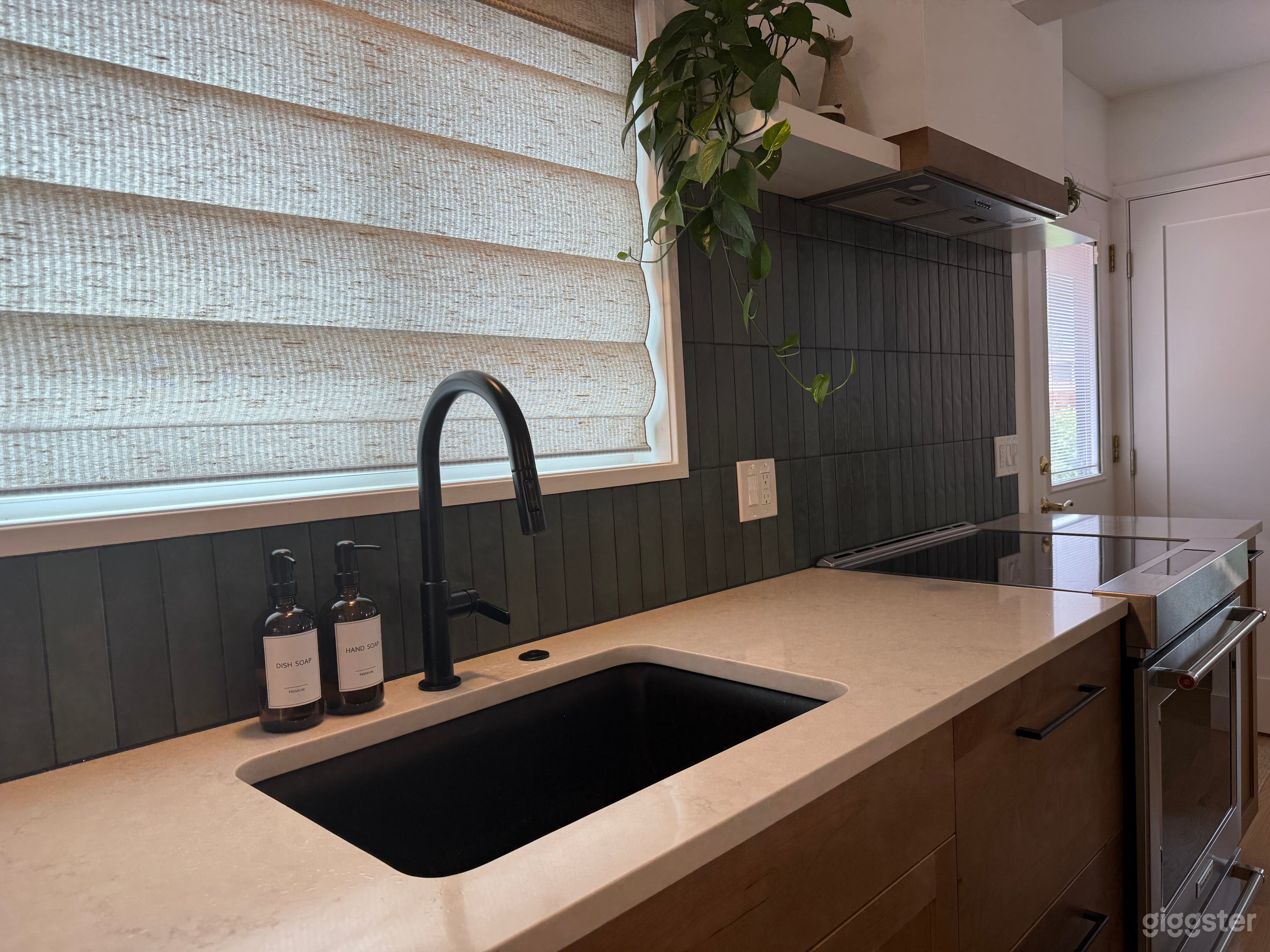 Bright and vibrant modern mountain ranch Photo 2