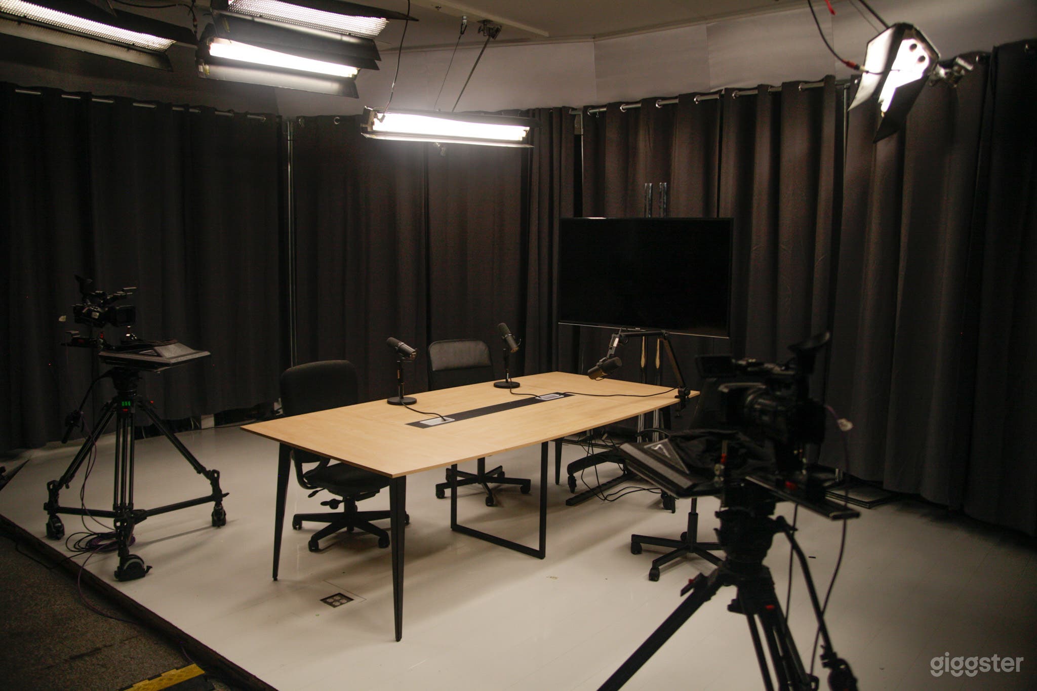 Podcast Studio &amp; Recoding Space (Fully Customizable)  Photo 1