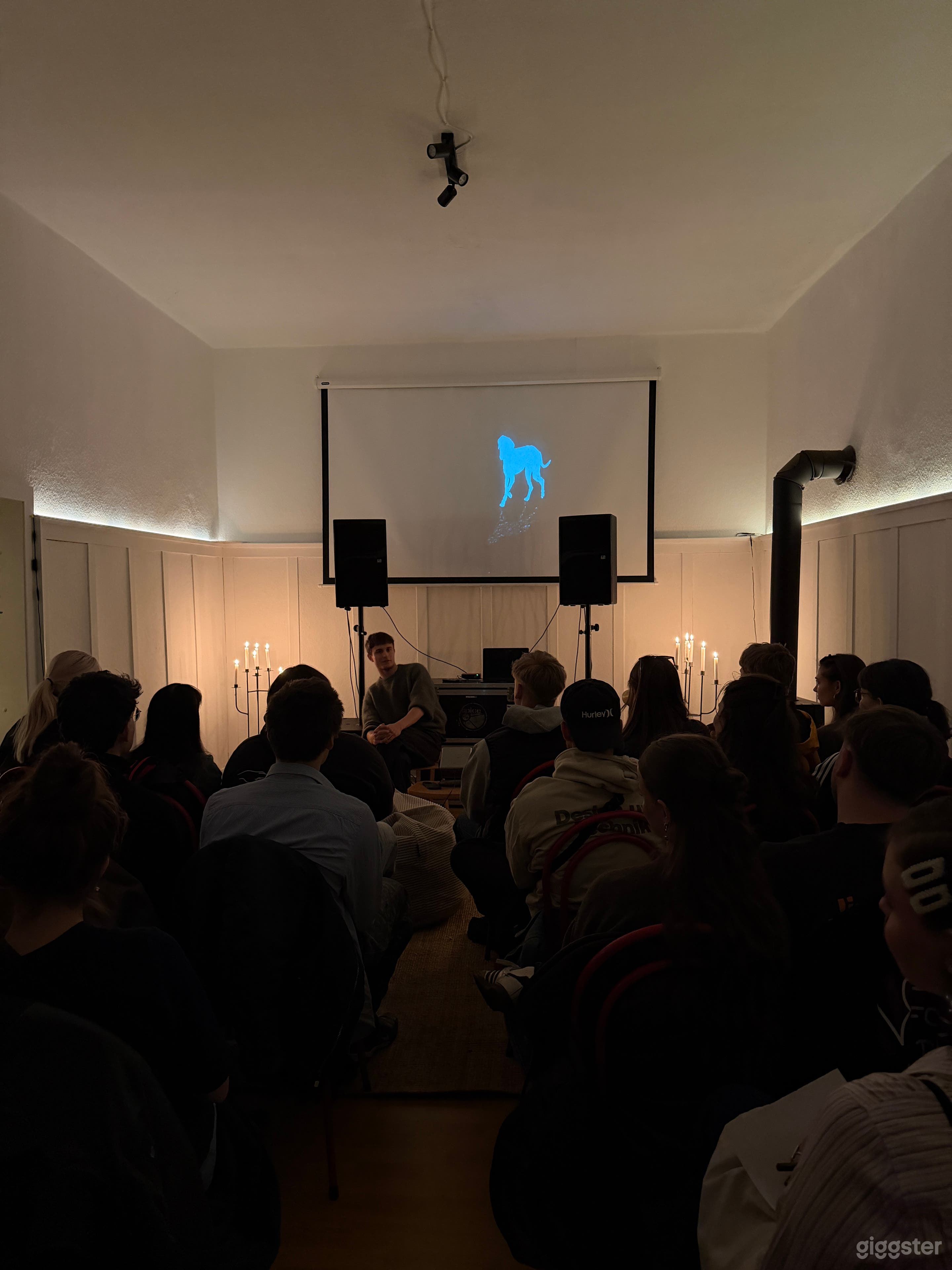 Flexibler Event-, Workshop- und Produktionsraum mit Kamin Foto 4