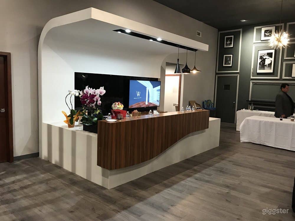 Spacious Historical Ballroom Venue Photo 4