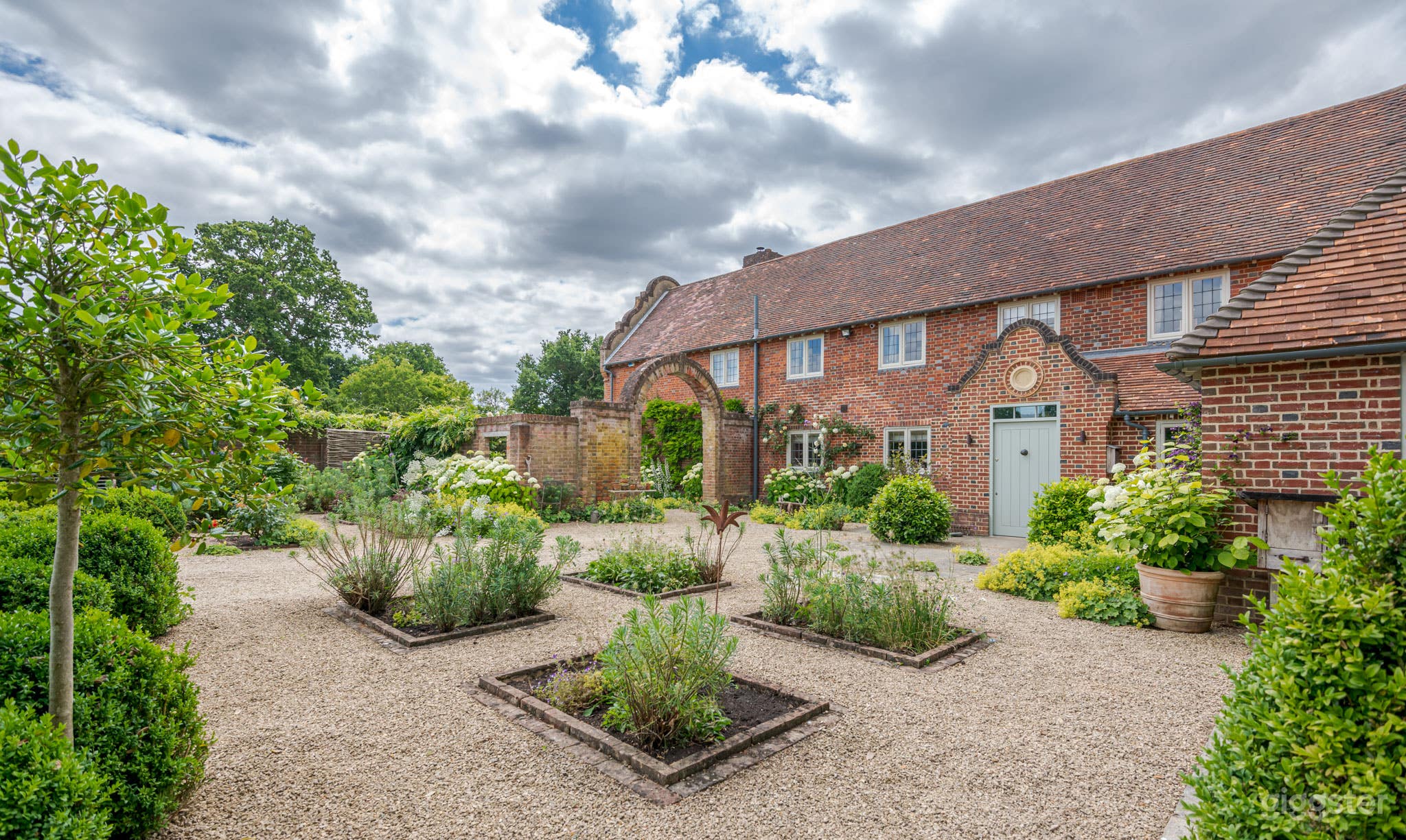 Jacobean Manor with Outdoor Pool and Tennis Court Photo 4
