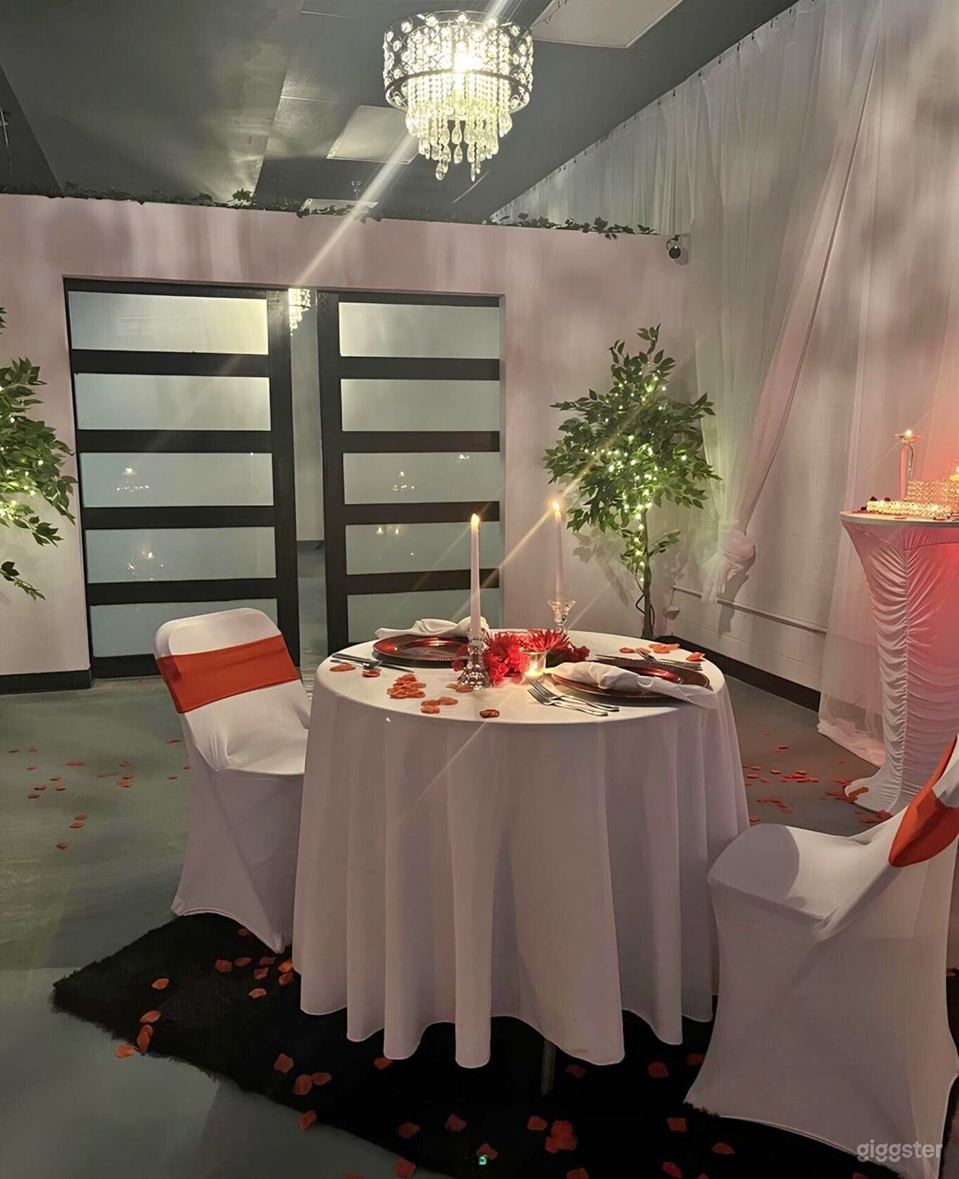 Intimate Event Room Photo 1