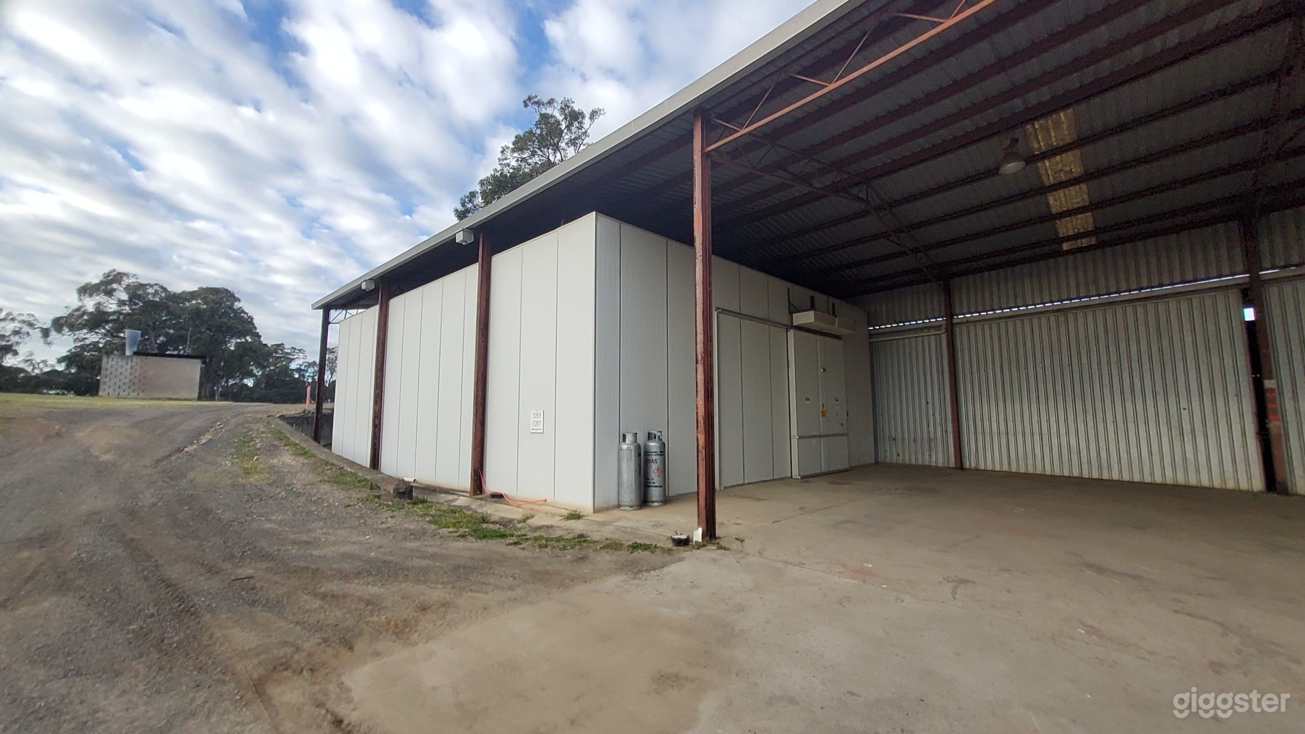 Large Studio, Warehouse, Farm and Sheds  Photo 2