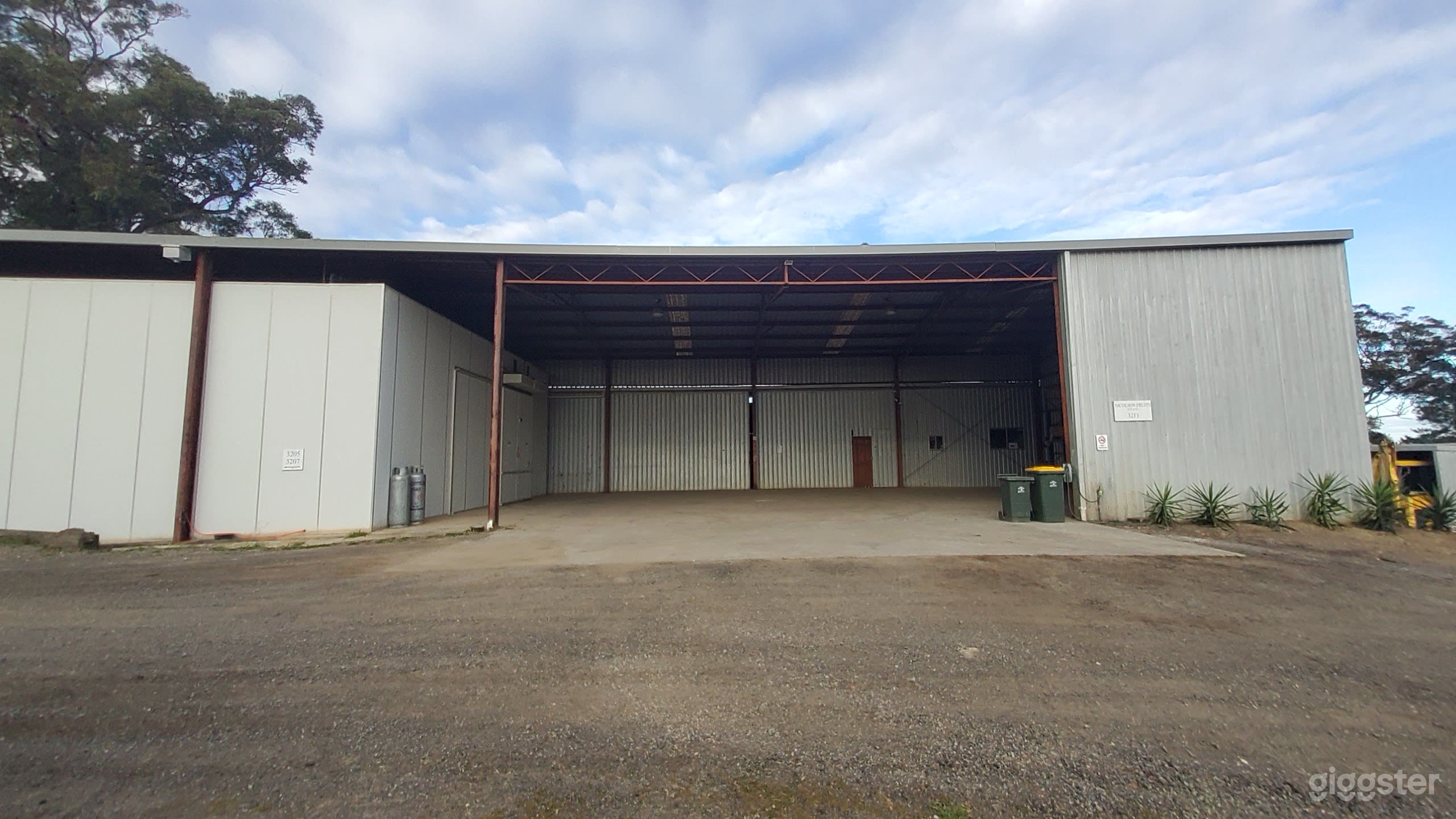 Large Studio, Warehouse, Farm and Sheds  Photo 1