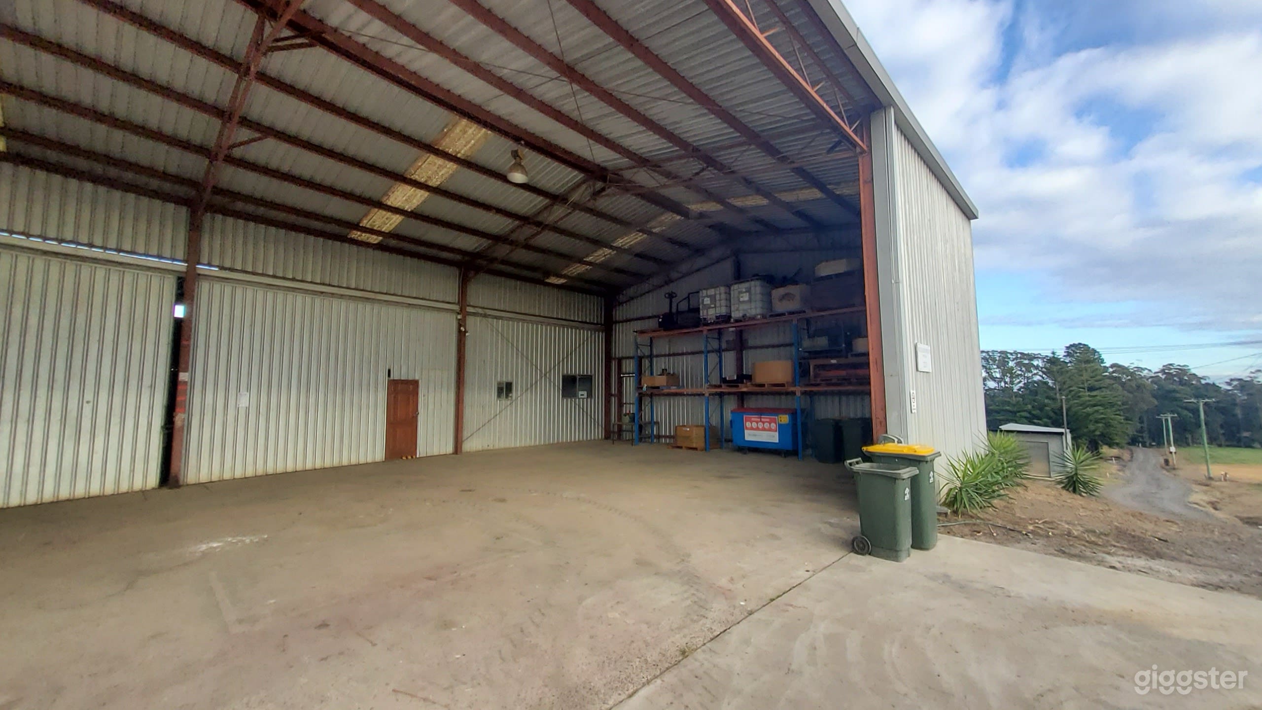 Large Studio, Warehouse, Farm and Sheds  Photo 4