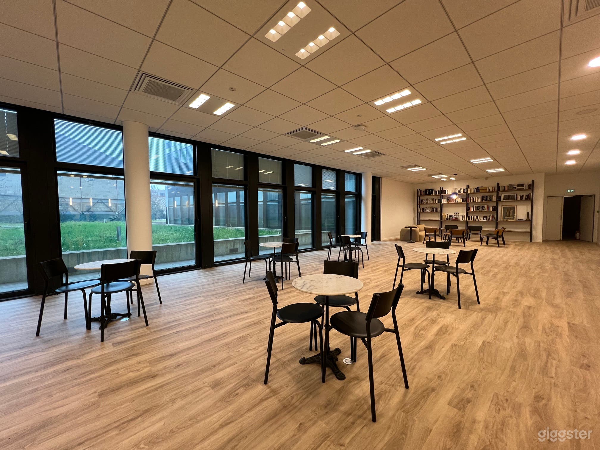 Espace de travail lumineux et moderne à Villejuif (BuyOut) Photo 2