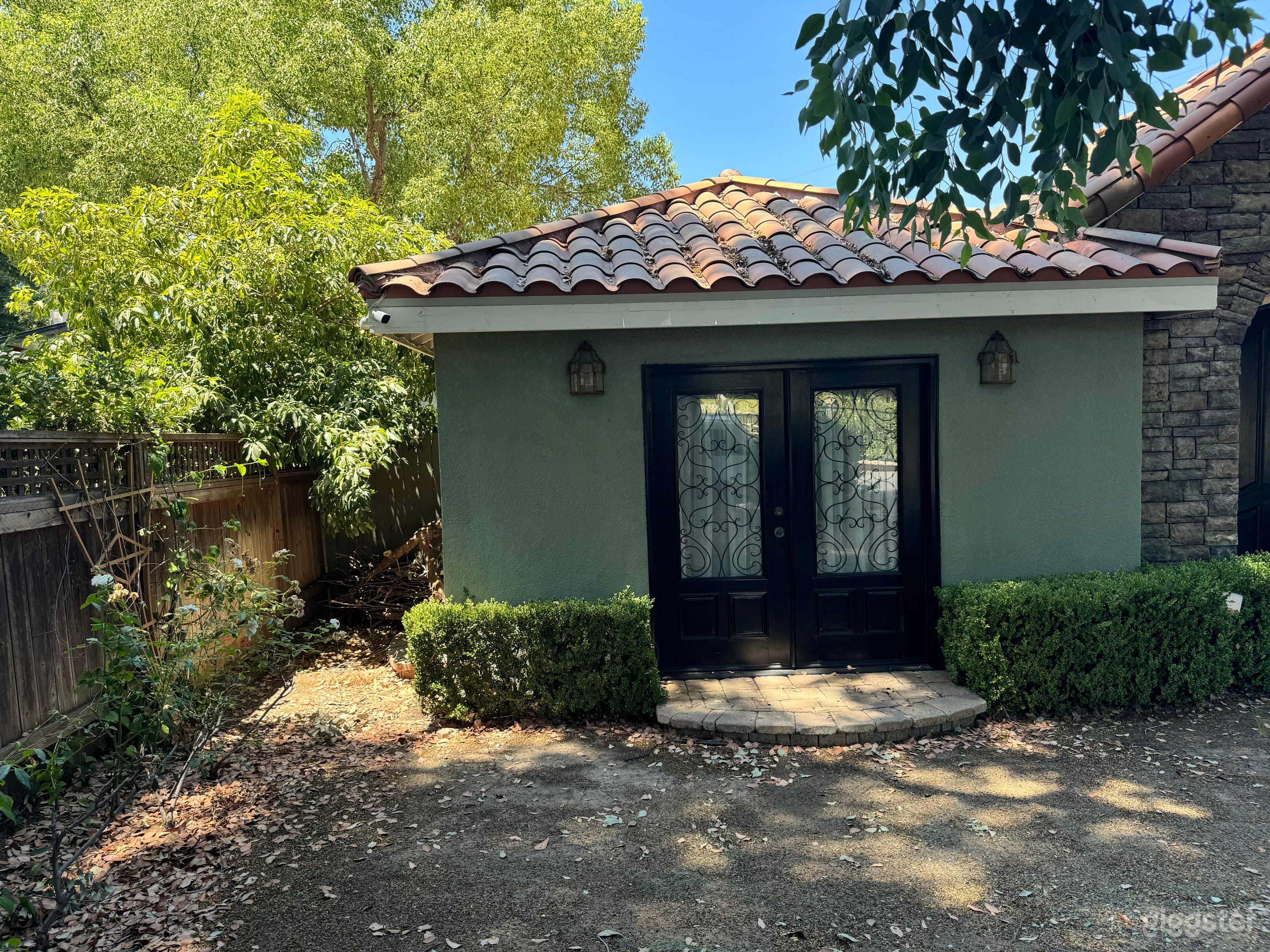 Stunning Woodland Hills Transitional-Style Home Photo 2