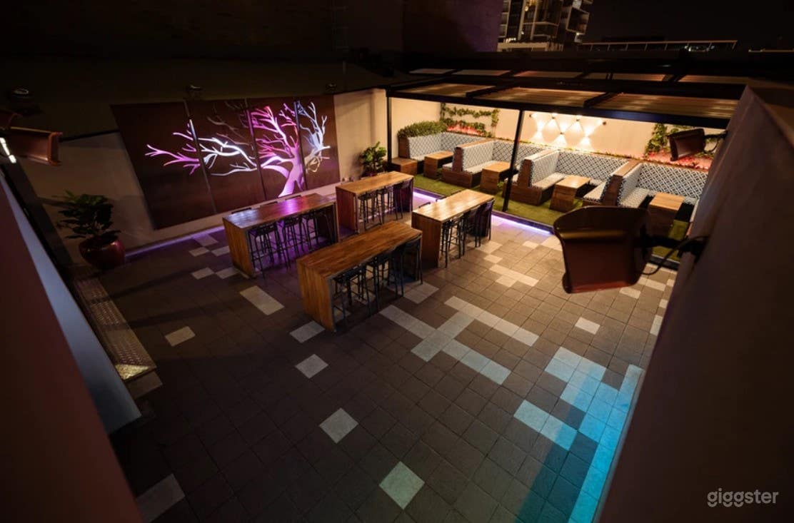 Hip and Trendy Bar - ROOF DECK Photo 4