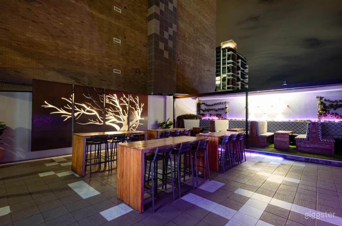 Hip and Trendy Bar - ROOF DECK Photo 3