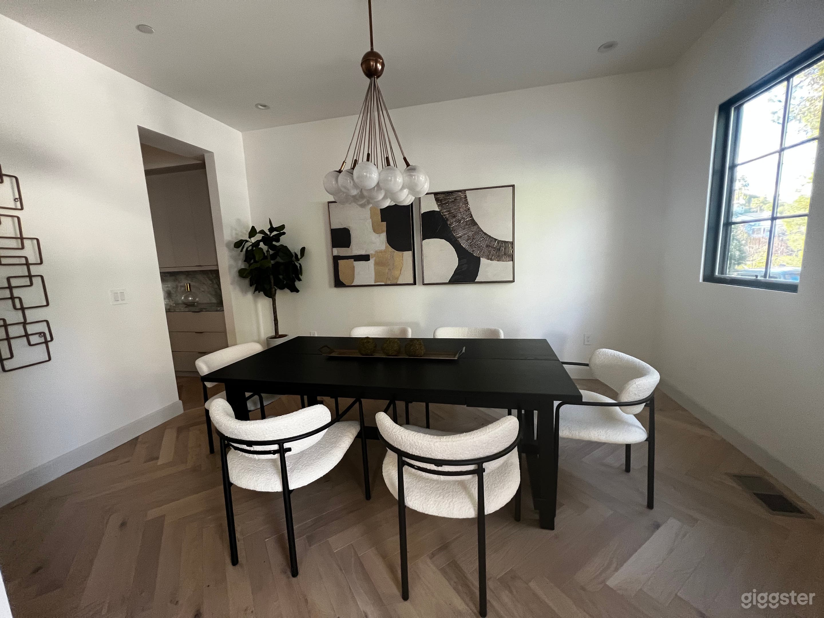 Modern Luxurious Valley Home Photo 4