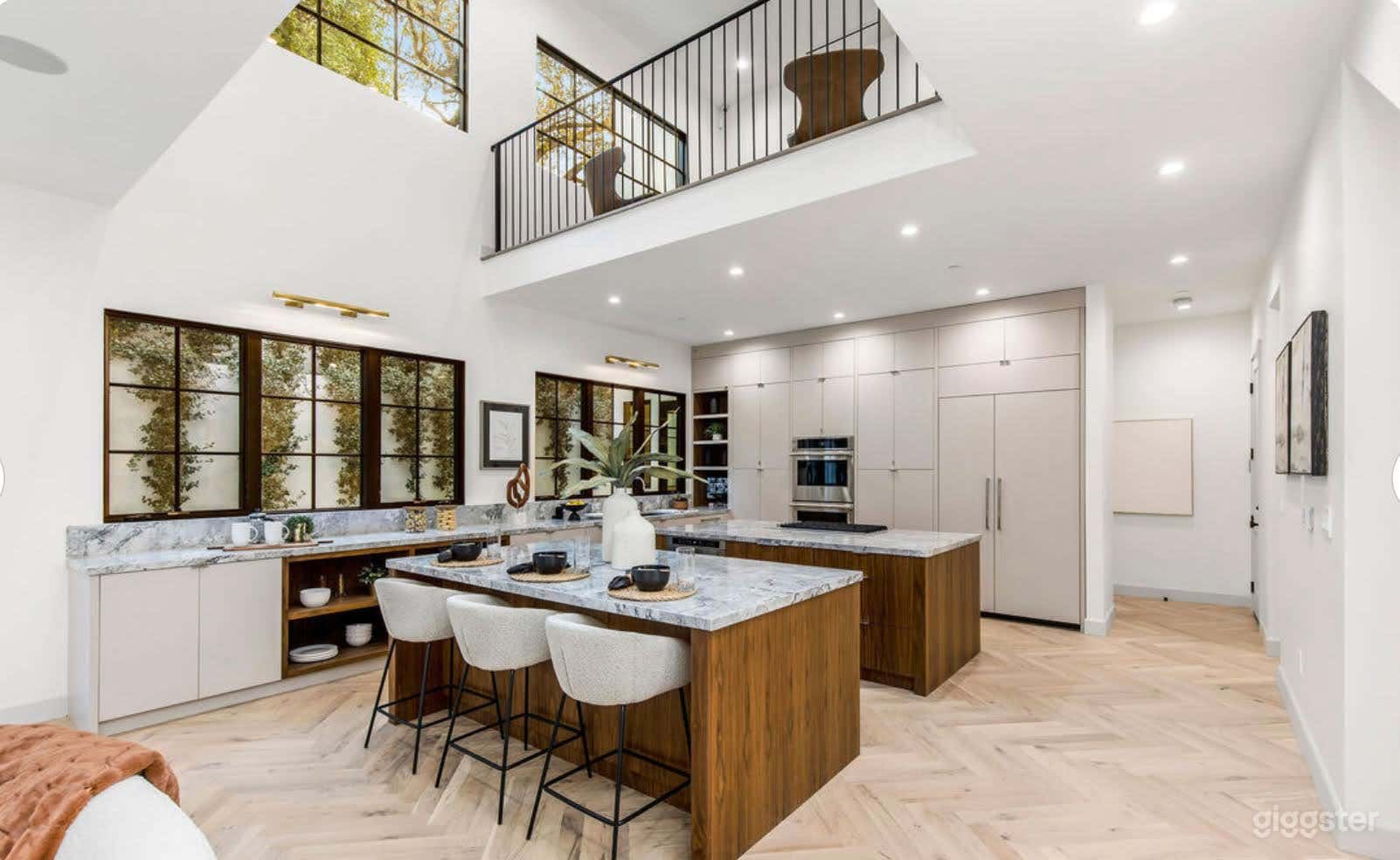 Modern Luxurious Valley Home Photo 1