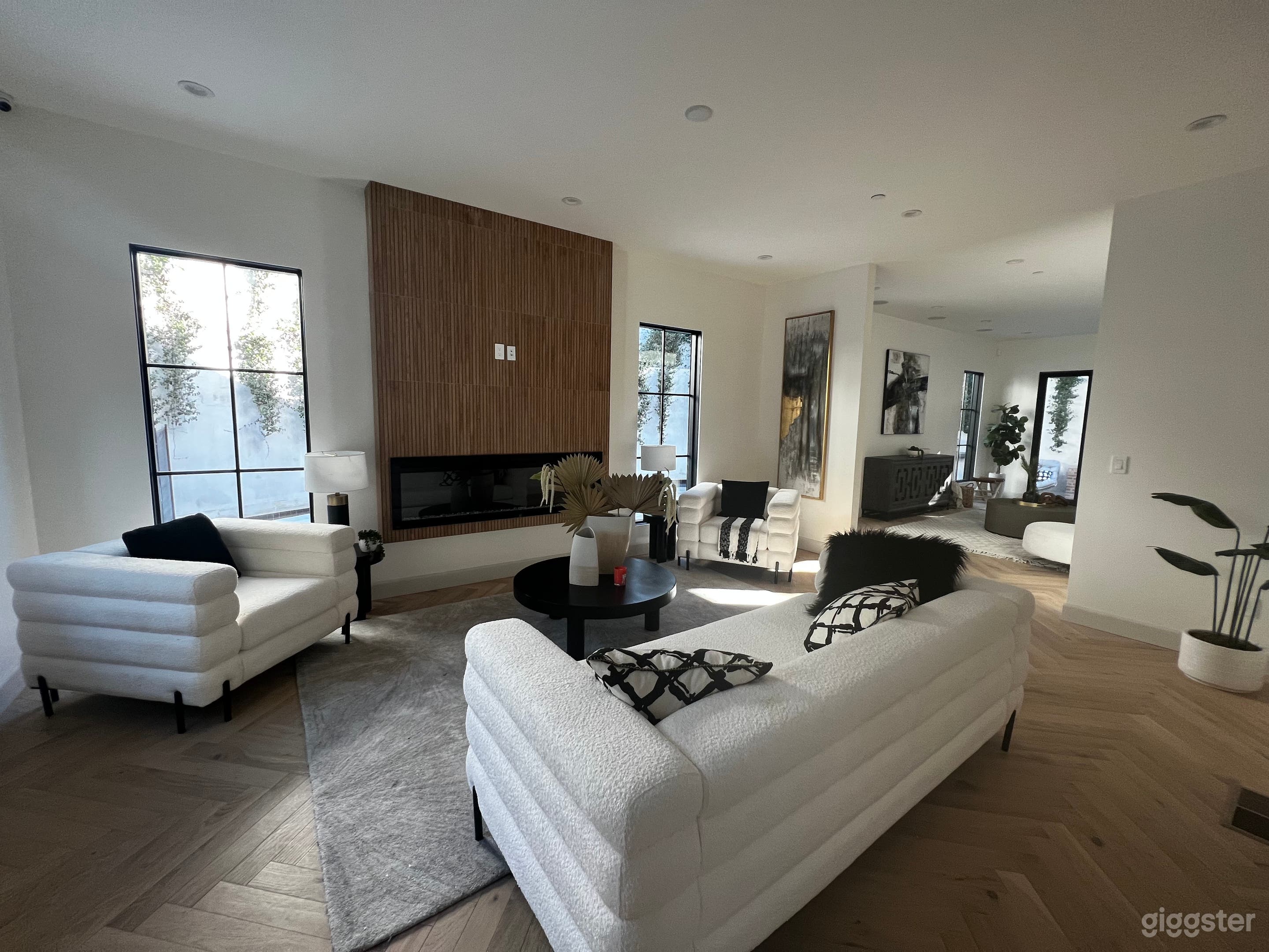 Modern Luxurious Valley Home Photo 3