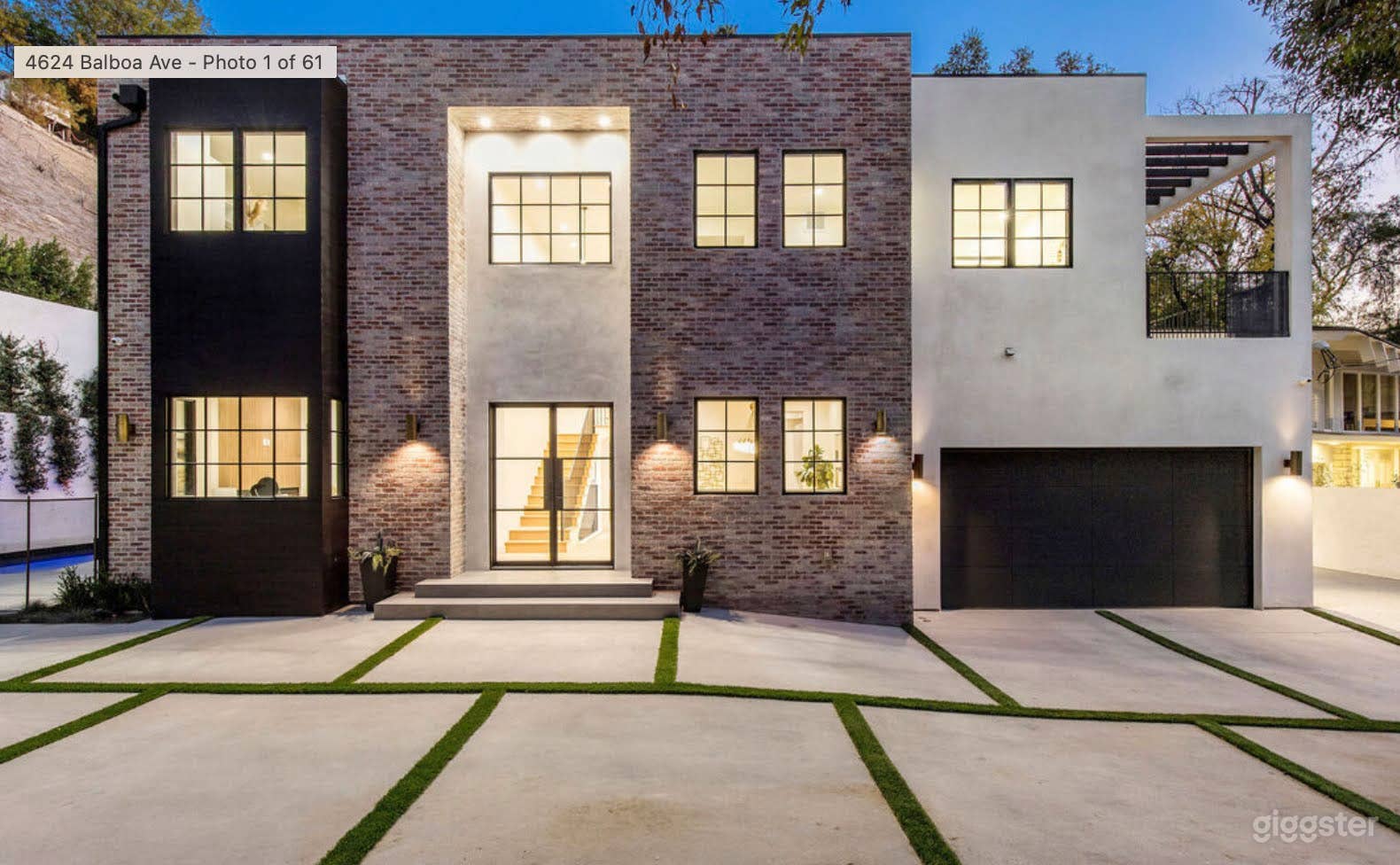 Modern Luxurious Valley Home Photo 2