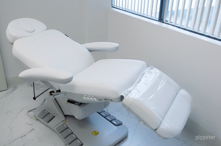  Our Serenity Room boasts top-tier wellness equipment, from premium massage tables to advanced light therapy devices, perfect for authentic, wellness-focused shoots. 